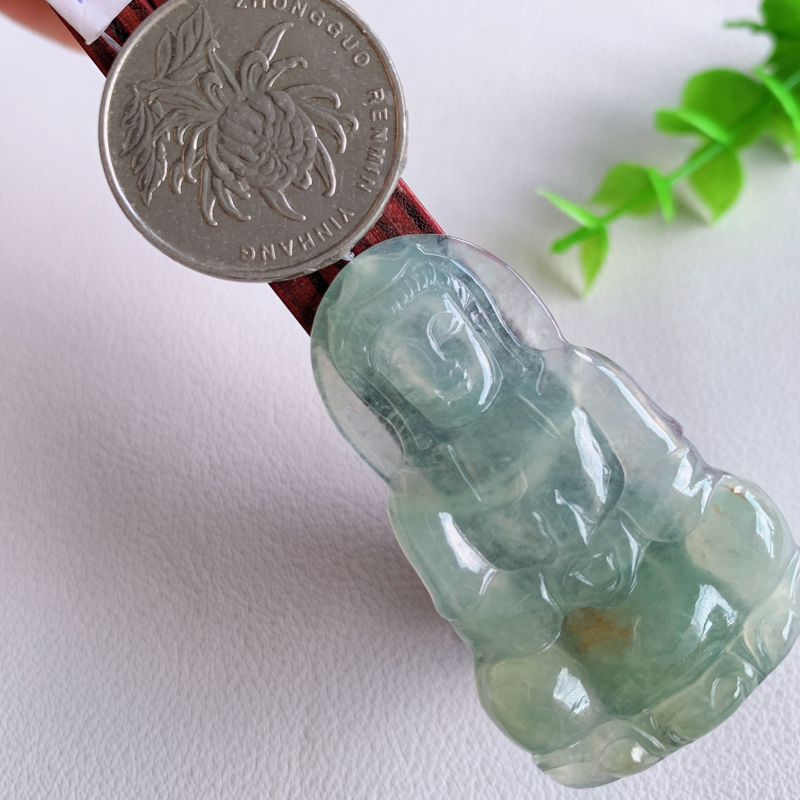 冰润精雕观音吊坠，法相端庄大气，工艺精湛，种色浓郁，细腻饱满冰润，种老水足，收藏佳品，佩戴大气  W49.14  尺寸：47.5-28.5-4.2mm
