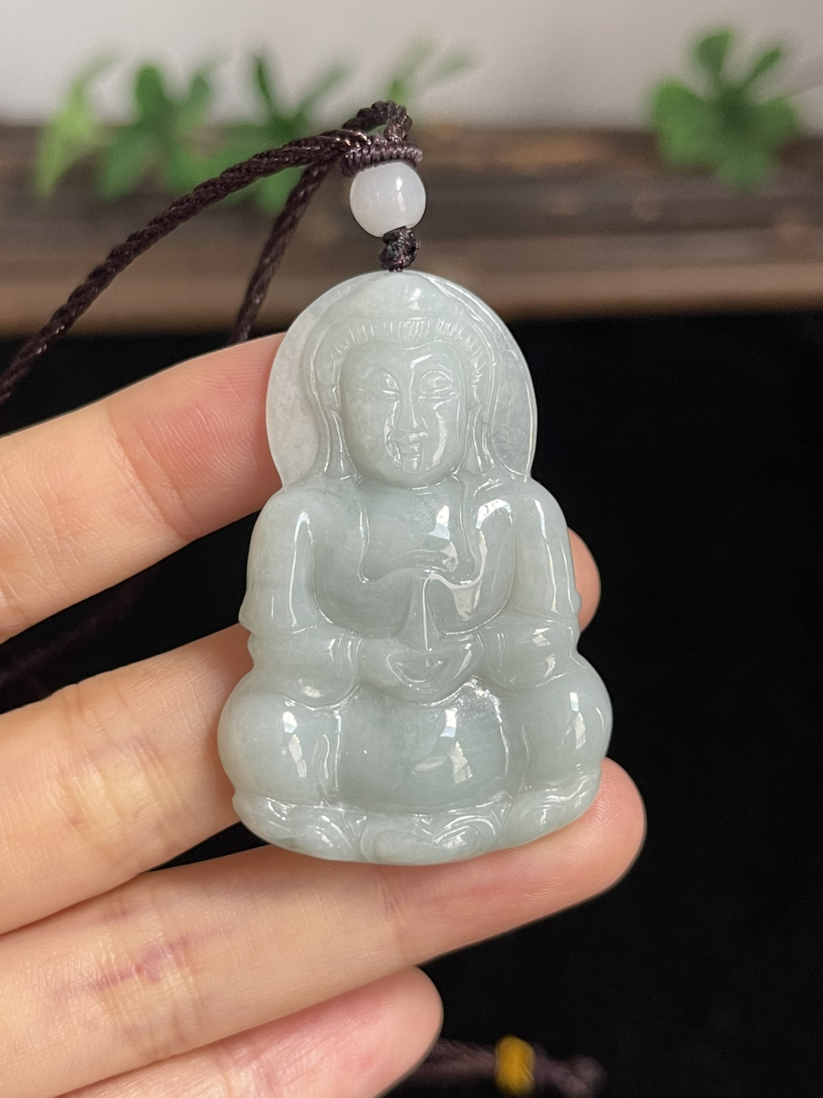 翡翠糯化种淡绿色吊坠，配珠未测