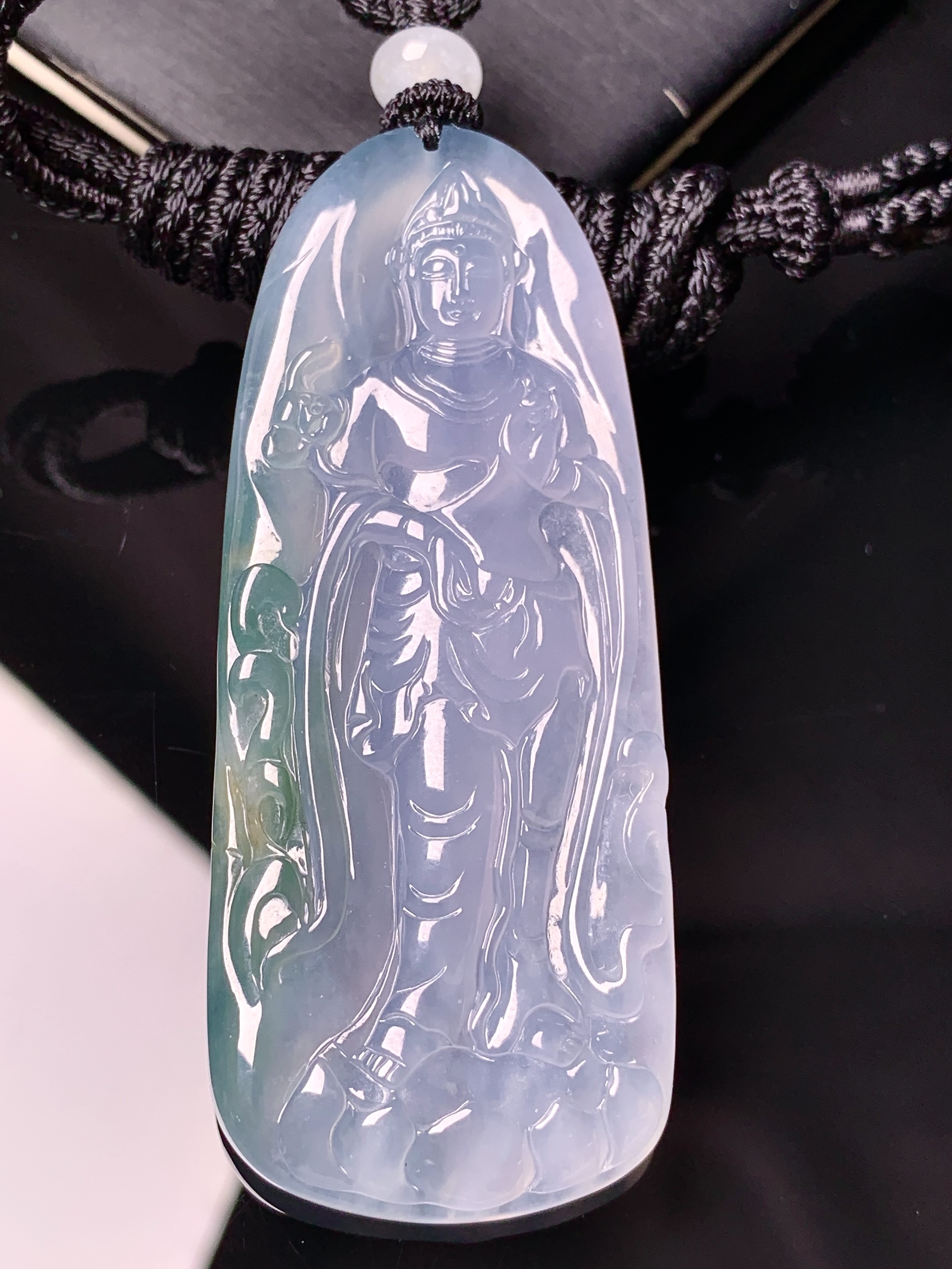 飘绿观音菩萨吊坠 玉质细腻 色泽艳丽清新 水润亮眼 整体尺寸64*25.8*5.2 L1