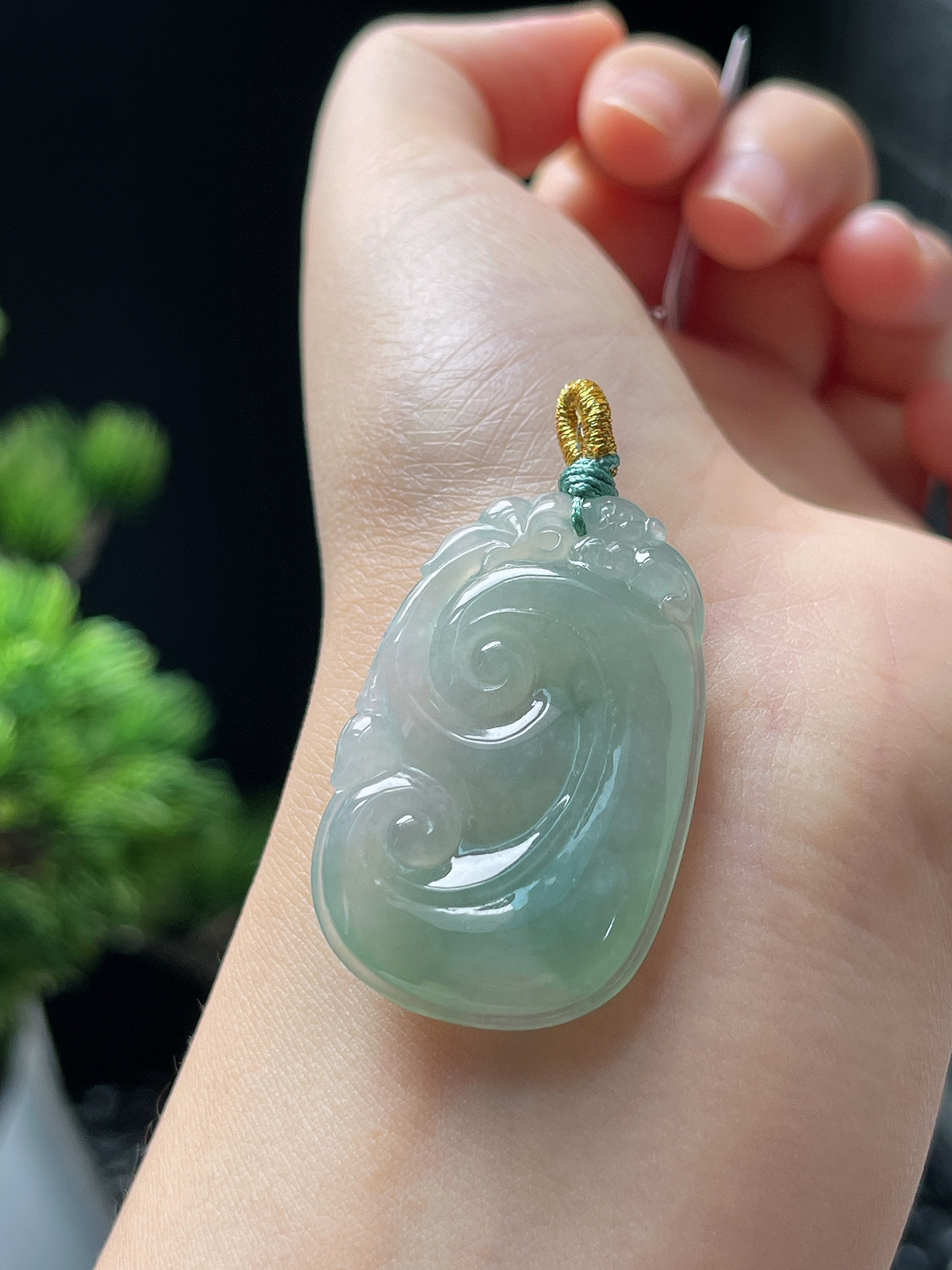 翡翠冰糯种淡绿色如意挂件