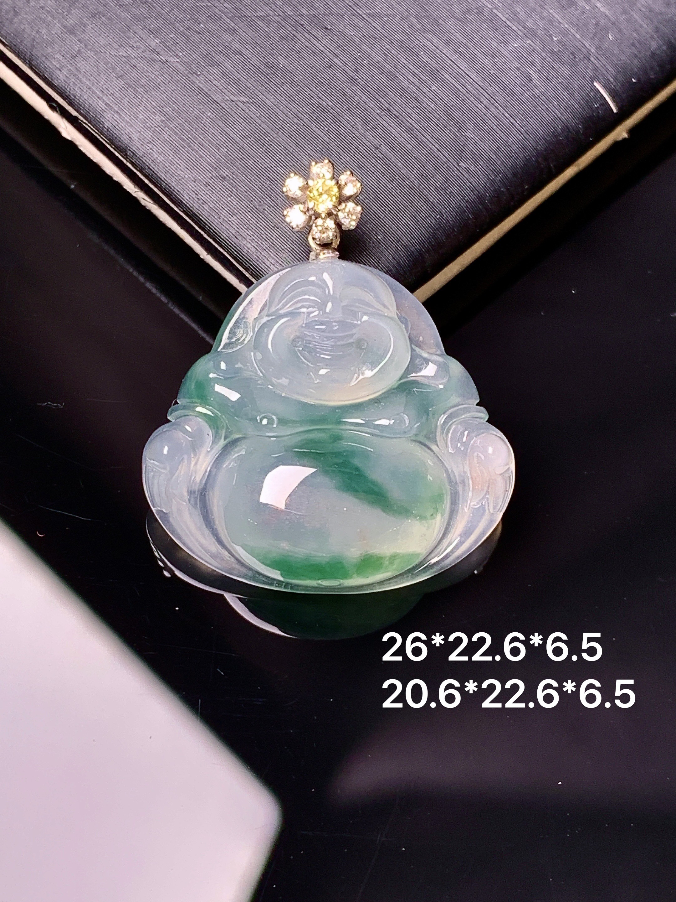 18k金钻镶嵌飘绿佛公吊坠 玉质细腻 色泽艳丽清新 水润亮眼 整体尺寸26*22.6*6.5 a5