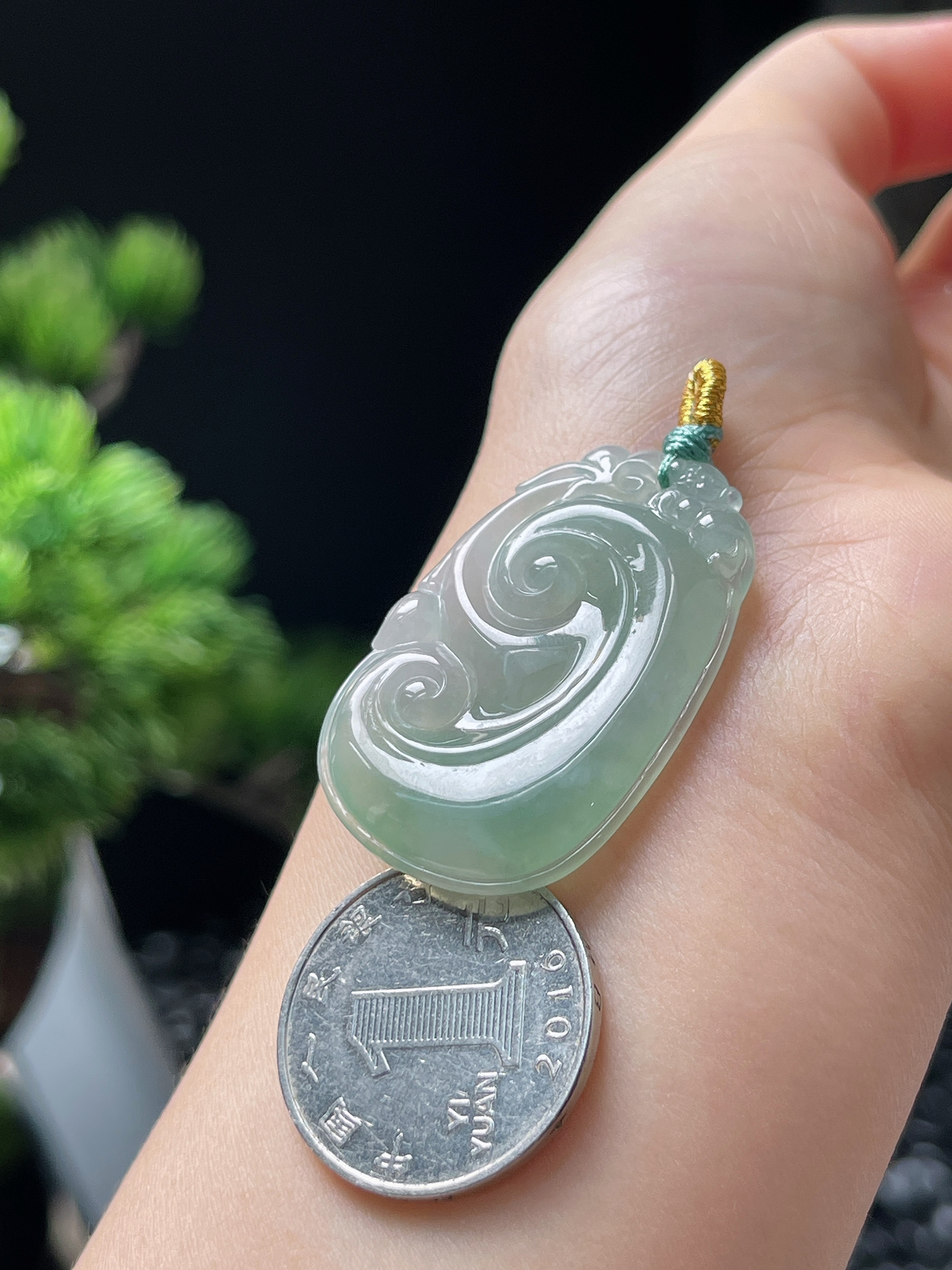 翡翠冰糯种淡绿色如意挂件