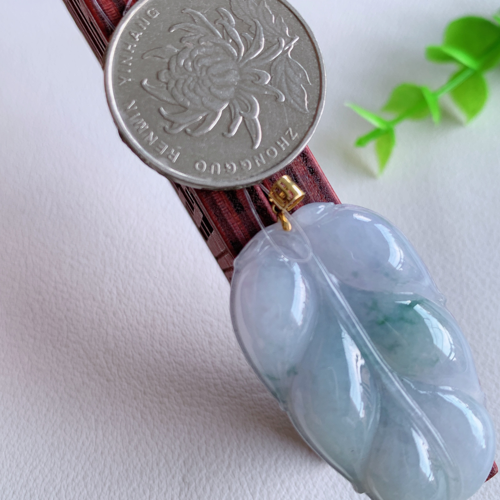 18k金扣冰润飘花金枝玉叶翡翠吊坠  老种起胶感  飘花灵动  寓意“金枝玉叶，大业有成，一夜成名”  饱满大气，水润通透。W49.14  尺寸：38.5-23.5-6.2mm