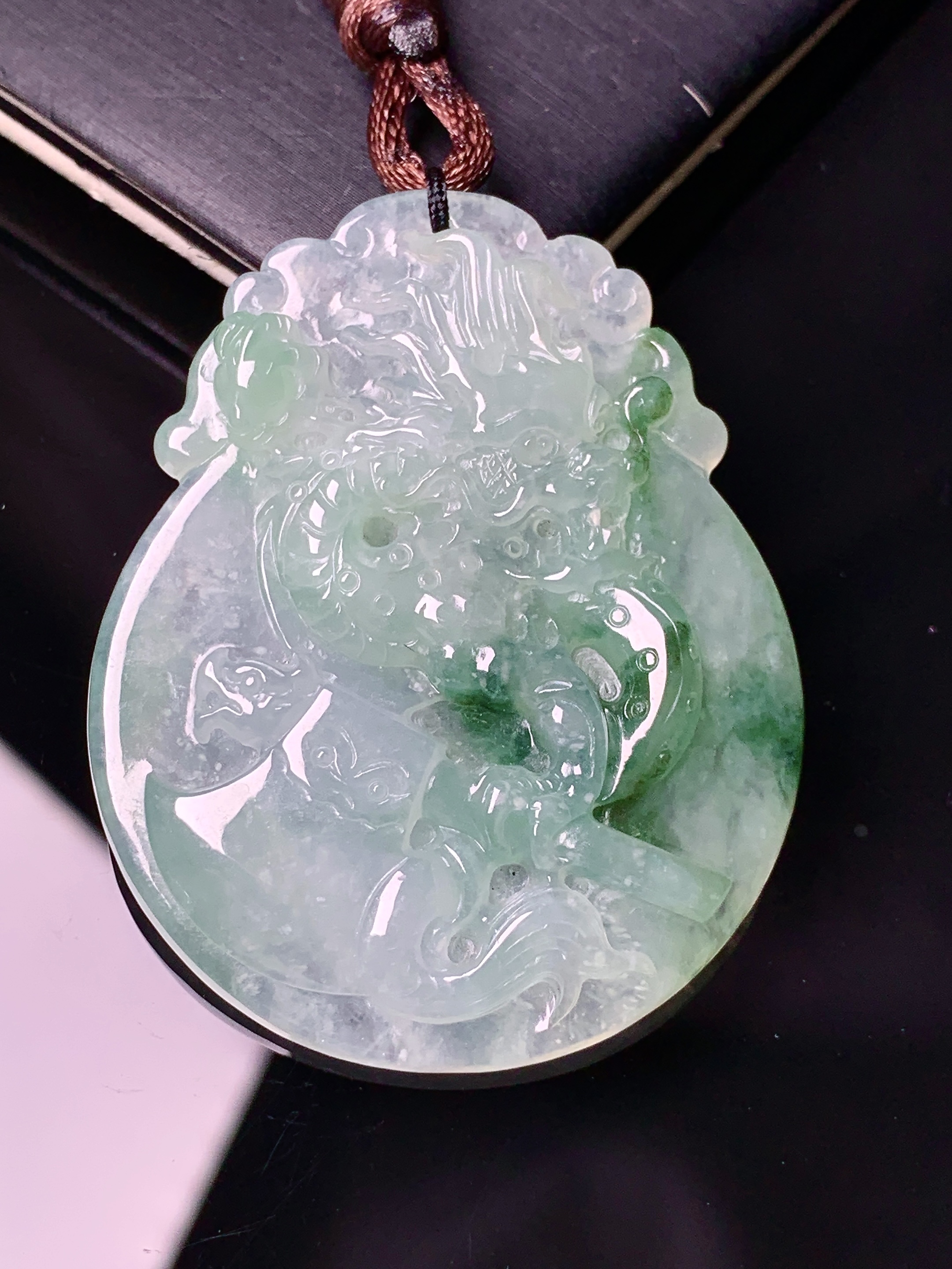 飘绿龙凤呈祥吊坠 玉质细腻 色泽艳丽清新 水润亮眼 整体尺寸47.5*37.2*5.6 b2
