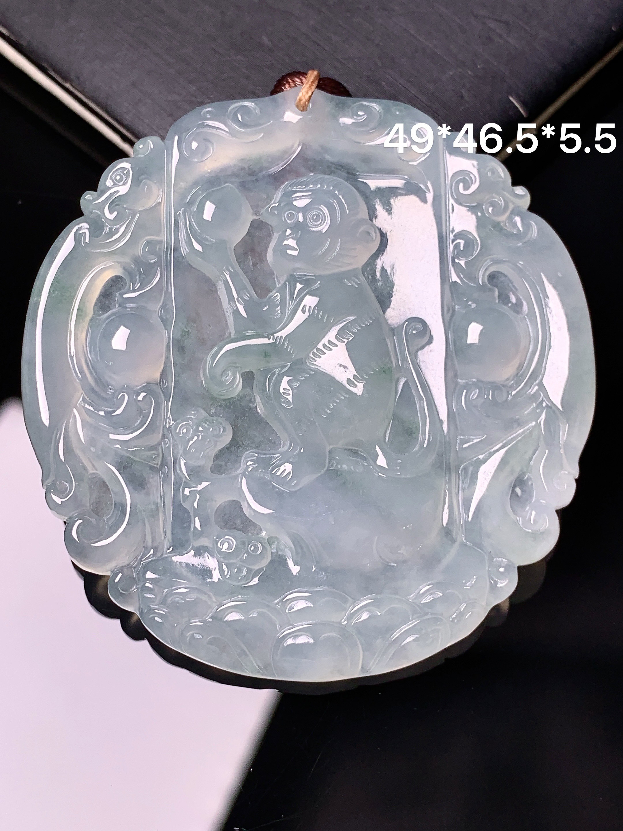 冰种生肖猴子吊坠 玉质细腻 色泽艳丽清新 水润亮眼 整体尺寸49*46.5*5.5 b2