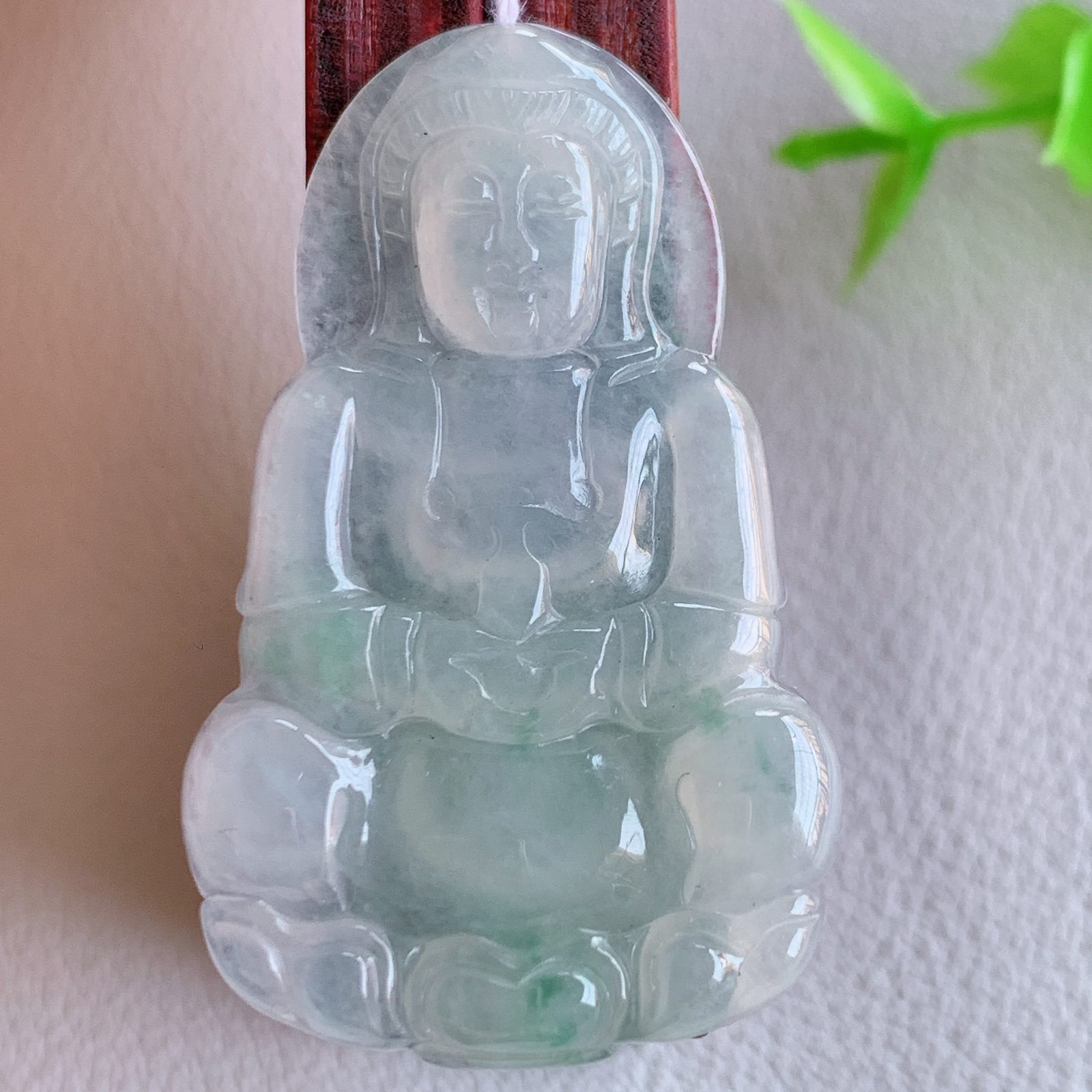 冰润精雕观音吊坠，法相端庄大气，工艺精湛，种色浓郁，细腻饱满冰润，种老水足，收藏佳品，佩戴大气  W
