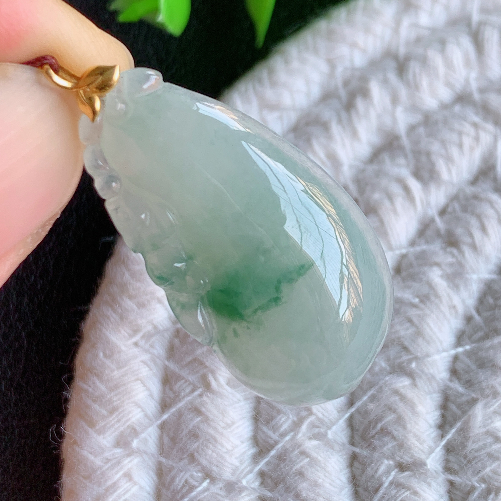 18k金扣冰润飘花福瓜翡翠吊坠，呱呱来财，福气满满的美好寓意，清新自然  沁人心脾，造型独特，清秀高