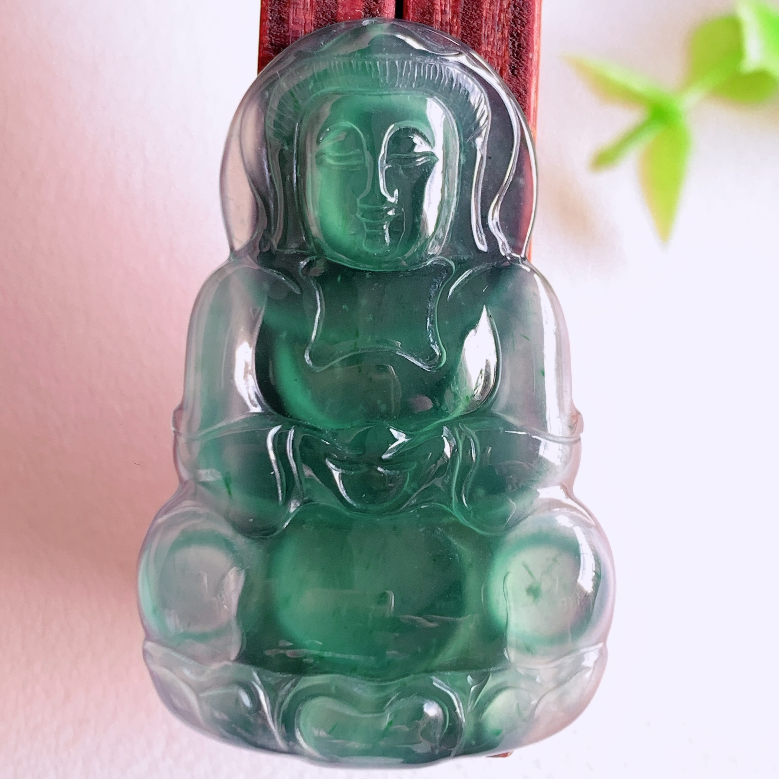 蓝冰精雕观音吊坠，法相端庄大气，工艺精湛，种色浓郁，细腻饱满冰润，种老水足，收藏佳品，佩戴大气  W03.14   尺寸：37.3-23.6-3.8mm