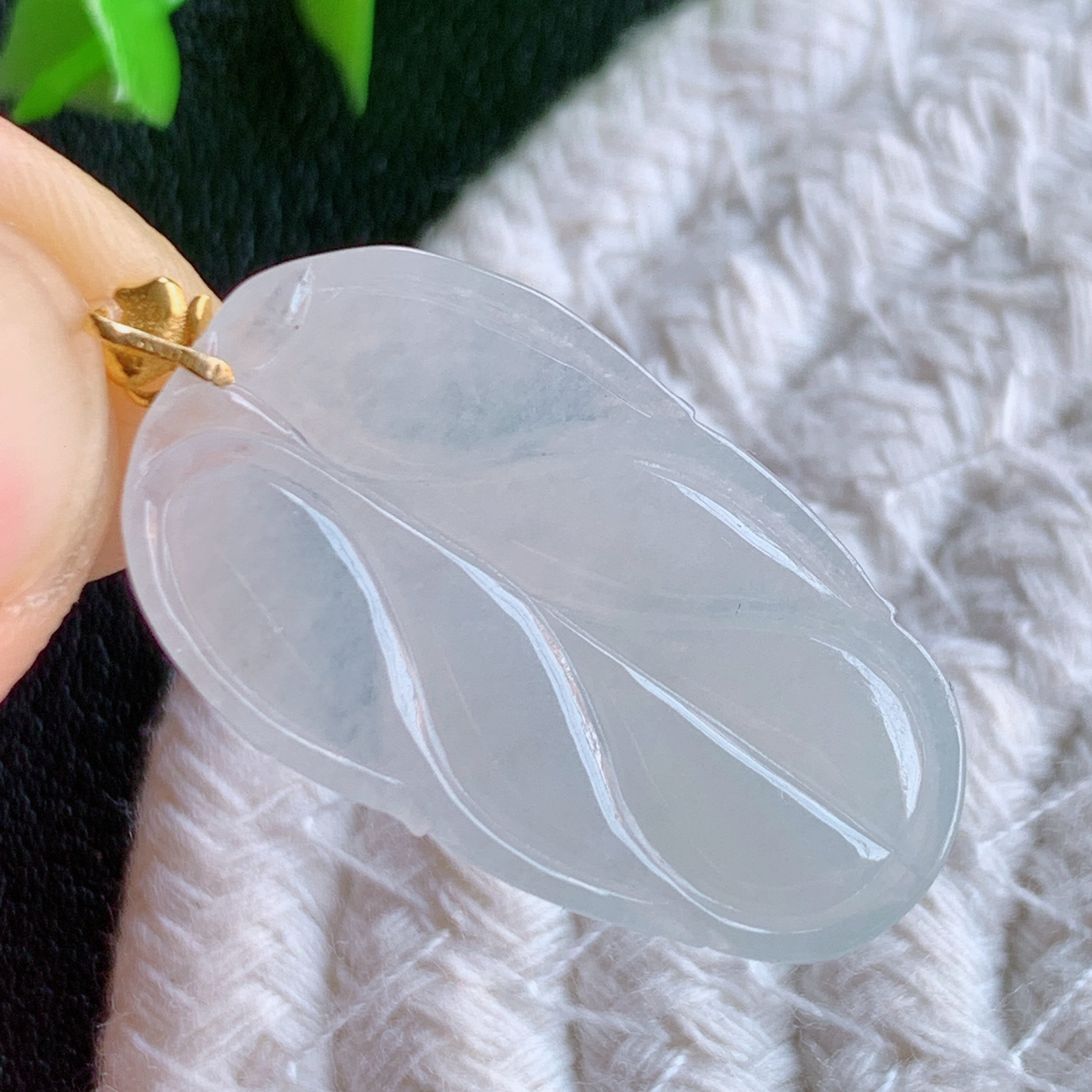 18k金扣冰润金枝玉叶翡翠吊坠  老种起胶感  飘花灵动  寓意“金枝玉叶，大业有成，一夜成名”  饱满大气，水润通透。W49.14 尺寸：28.8-16.8-3.5mm