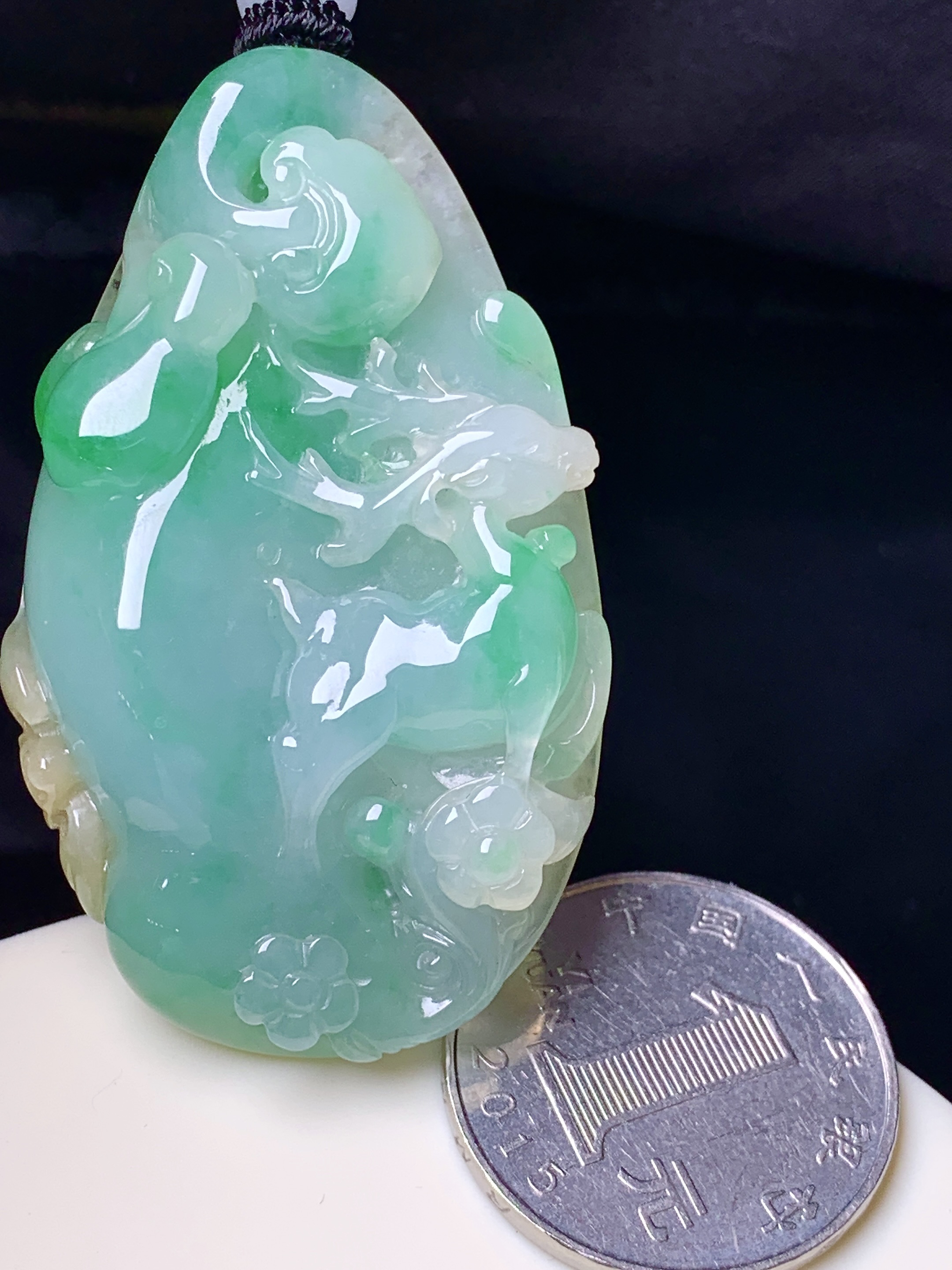 飘绿梅花鹿牌吊坠 玉质细腻 色泽艳丽清新 水润亮眼 整体尺寸55.2*32.8*11.5 L1