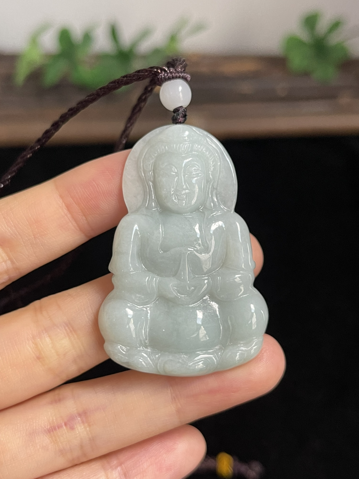 翡翠糯化种淡绿色吊坠，配珠未测