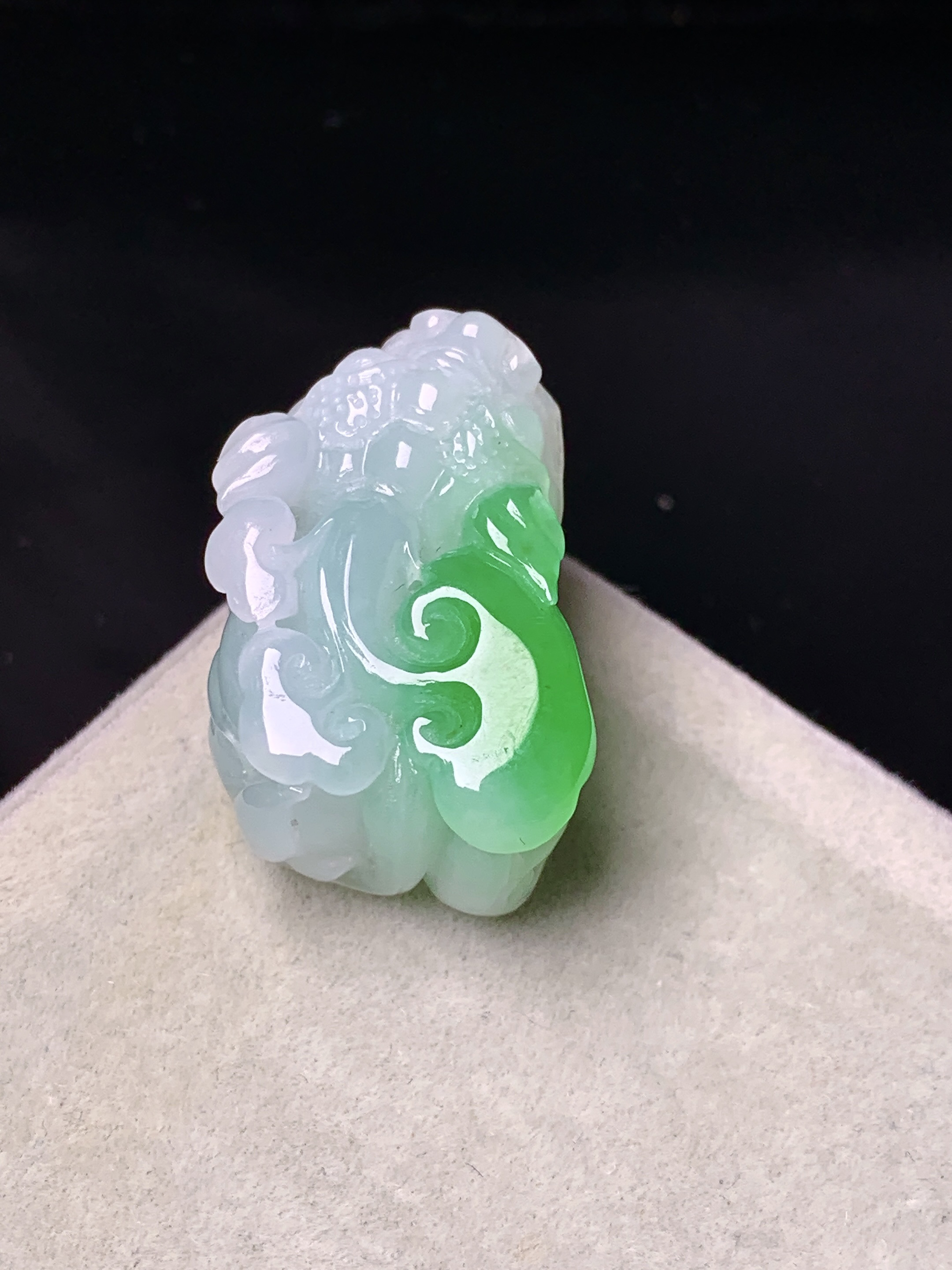 飘绿貔貅吊坠 玉质细腻 色泽艳丽清新 水润亮眼 整体尺寸27*17.2*12.5 c4