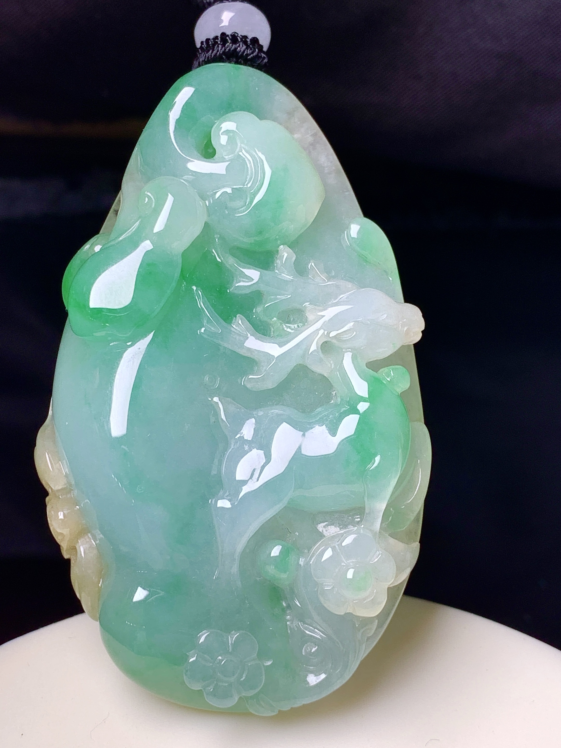 飘绿梅花鹿牌吊坠 玉质细腻 色泽艳丽清新 水润亮眼 整体尺寸55.2*32.8*11.5 L1