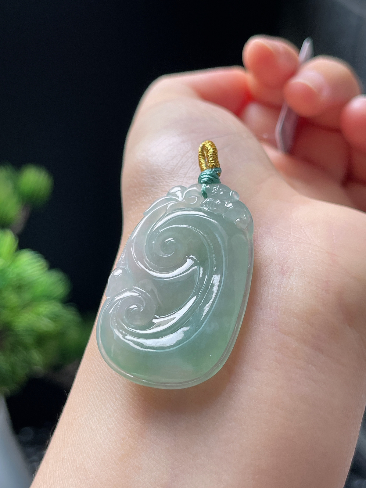 翡翠冰糯种淡绿色如意挂件