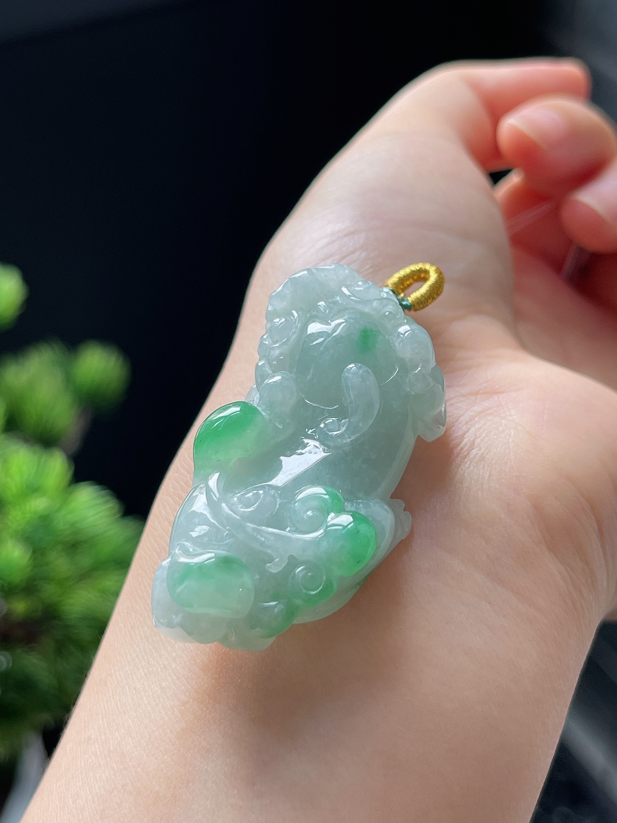翡翠糯化种飘绿貔貅挂件