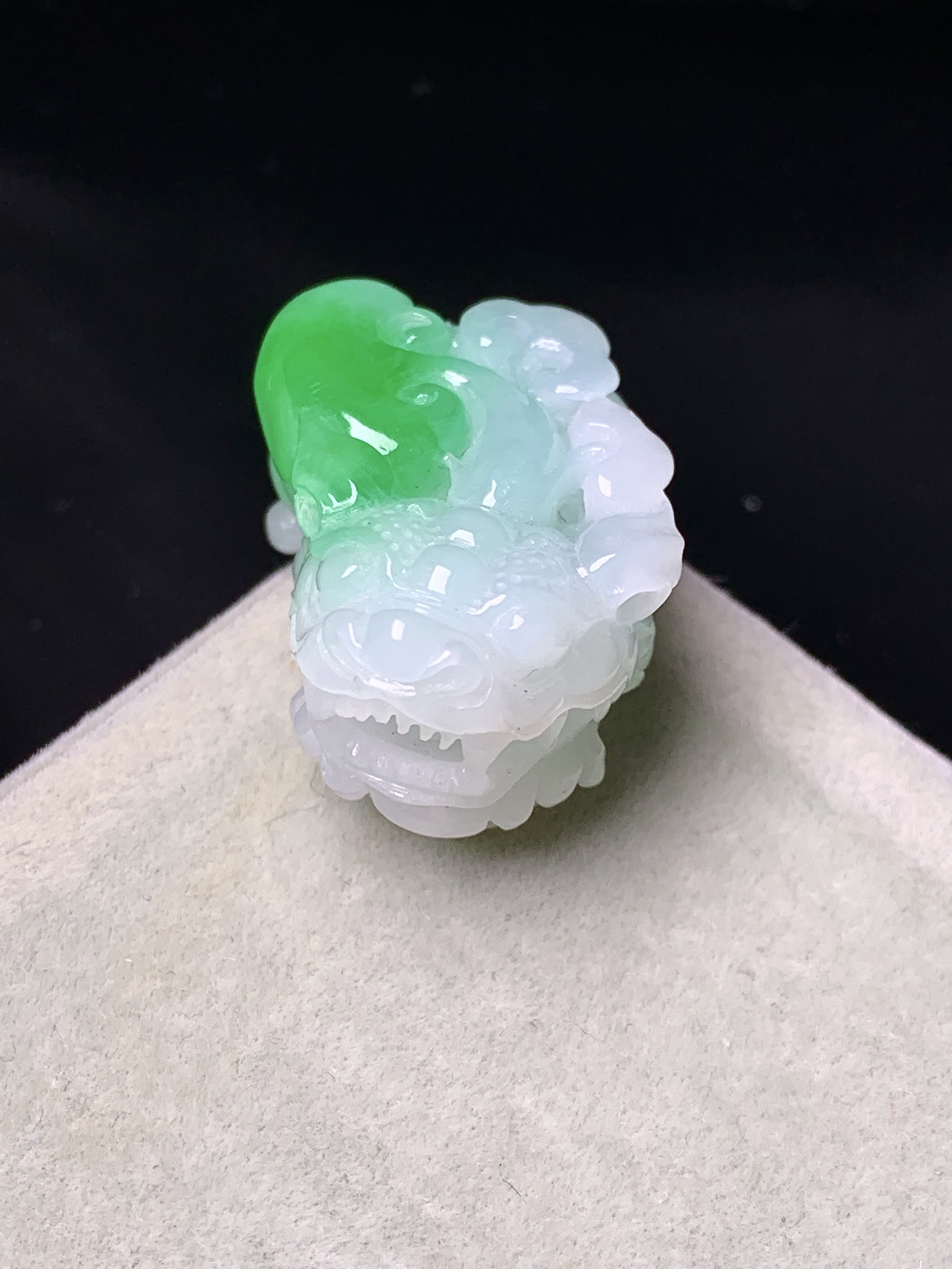 飘绿貔貅吊坠 玉质细腻 色泽艳丽清新 水润亮眼 整体尺寸27*17.2*12.5 c4