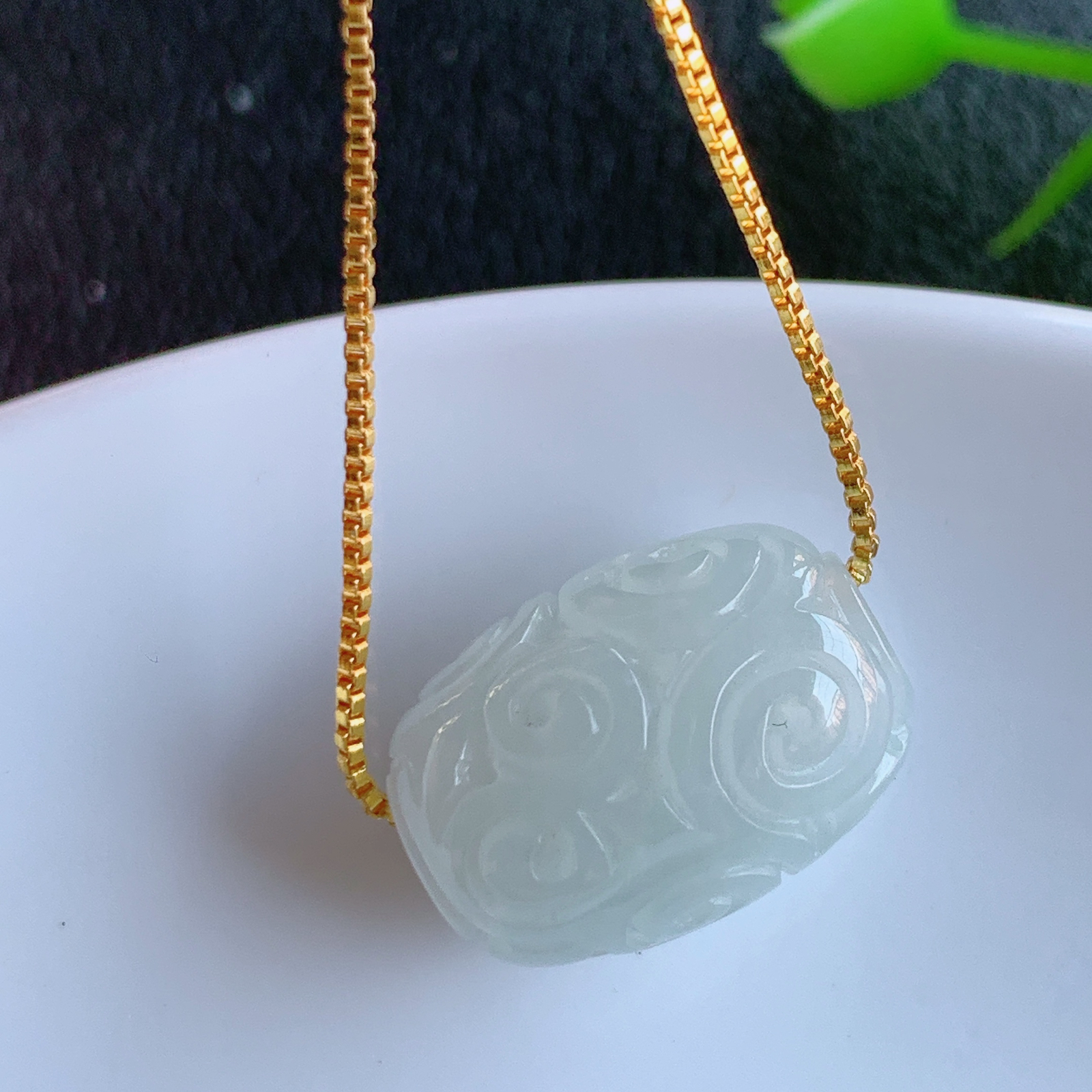 冰润紫精雕路路通翡翠吊坠  款式新颖时尚，日常百搭的款。满满的份量感 清秀高雅，上身效果优雅迷人！性价比超值  W415.14 尺寸：17-12mm