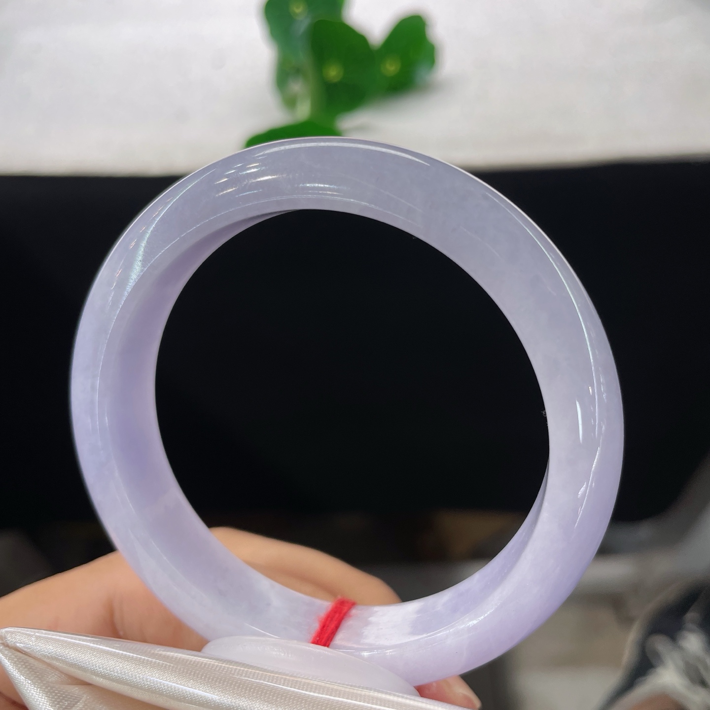 【翡翠手镯】圈口56/13/8，正圈，55/56可戴，仿若紫雾漫纱，质地澄澈温润。满圈晕染柔婉淡紫。