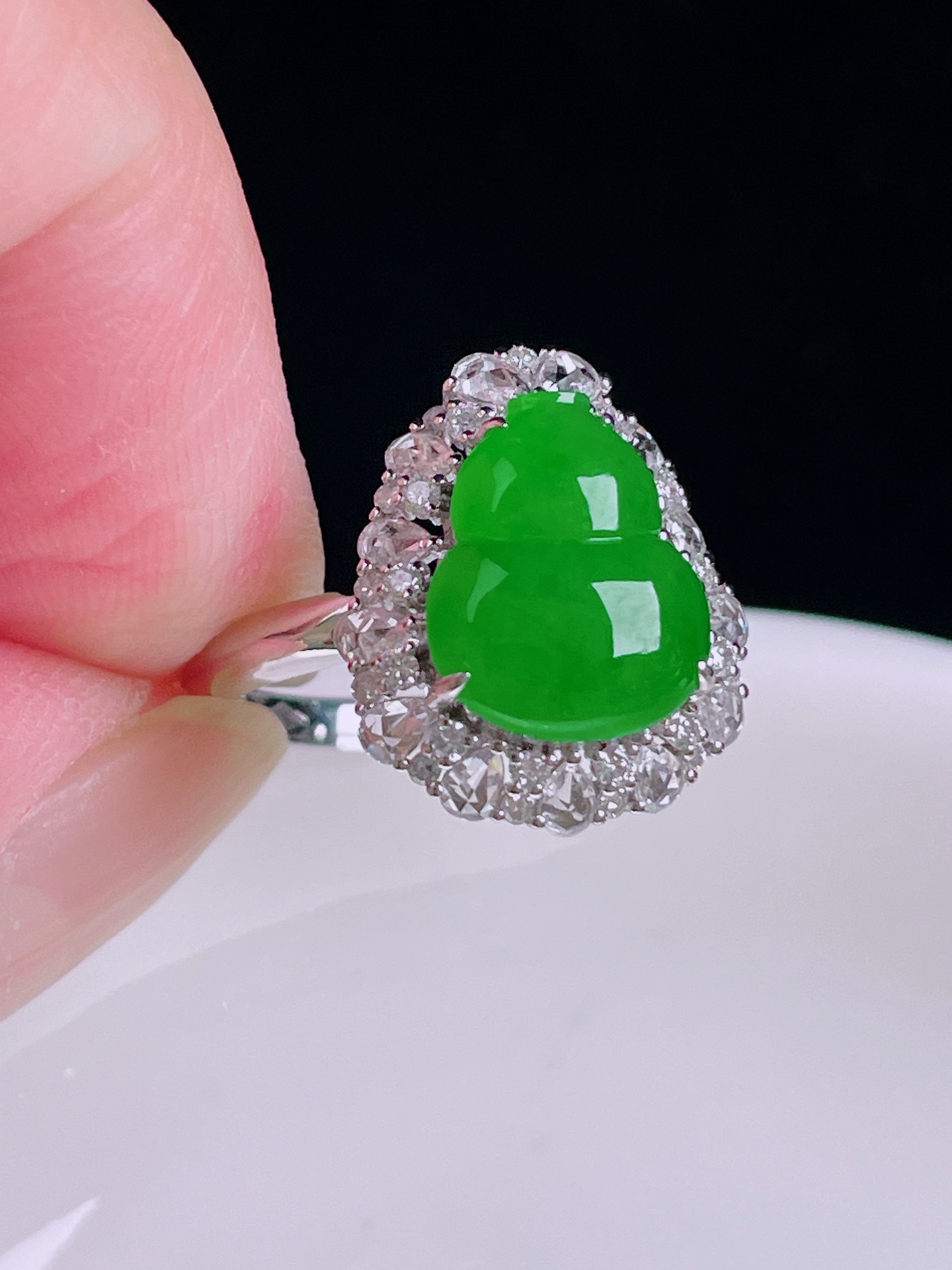 ️辣绿葫芦戒指，老种起光，细底通透，尺寸：裸石12/9.7/3.7mm0816