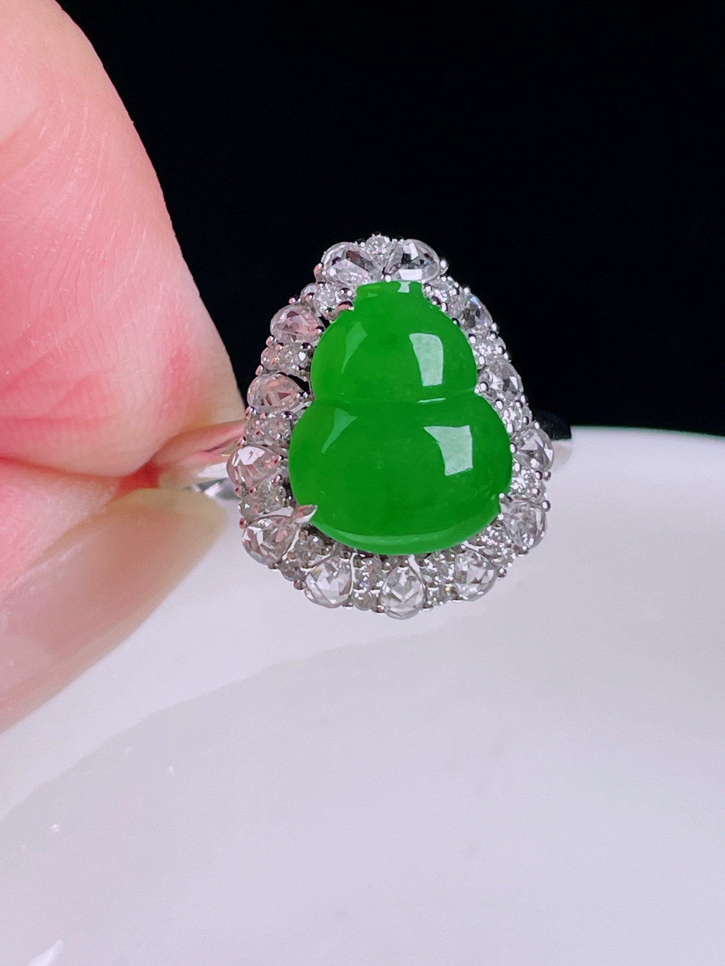 ️辣绿葫芦戒指，老种起光，细底通透，尺寸：裸石12/9.7/3.7mm0816