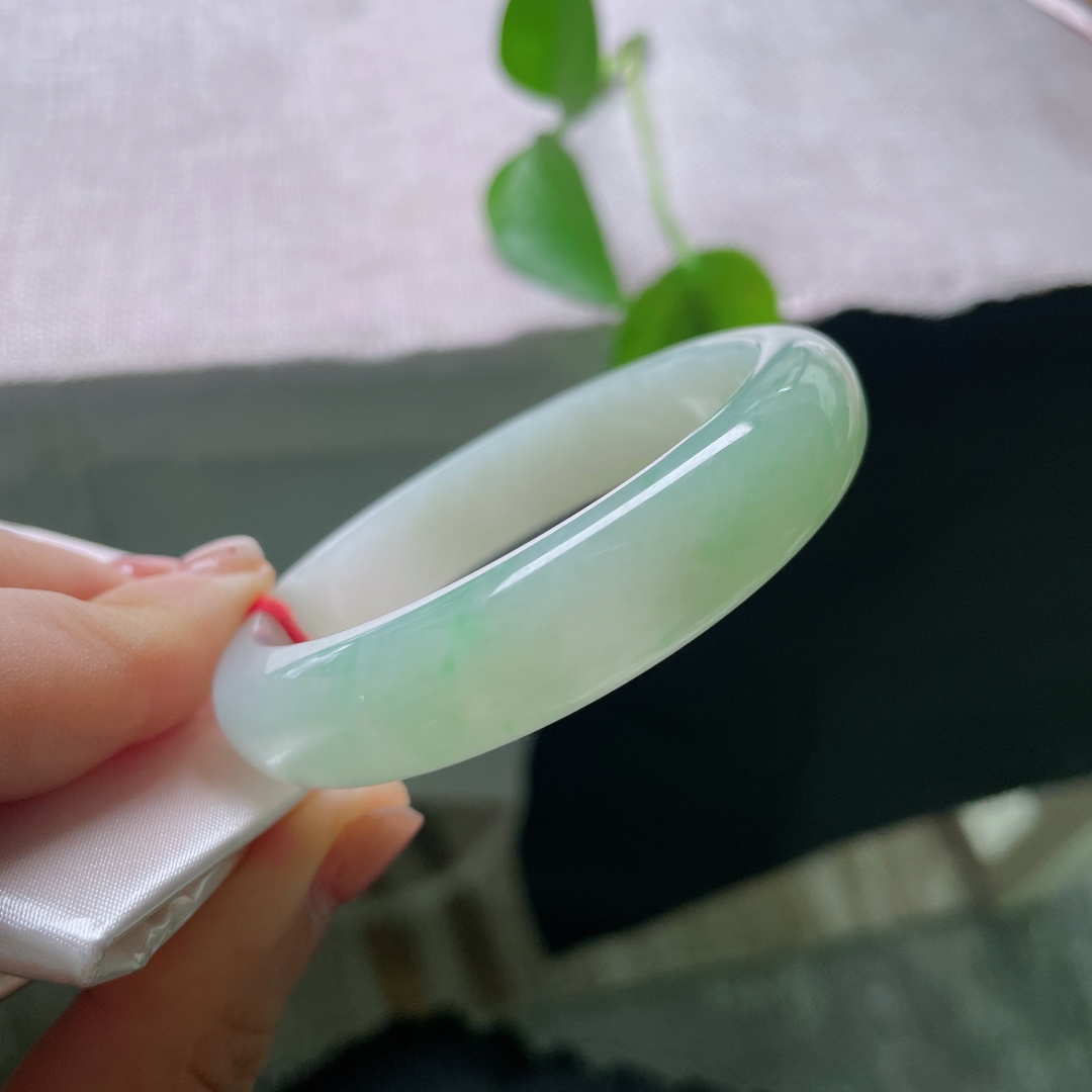 51.8/12.1/7.7，飘绿正圈，一点棉线，玉质冰润清透，翠色由浅至柔缓缓晕染，恰似山间一泓清泉，清润治愈。ss56939a