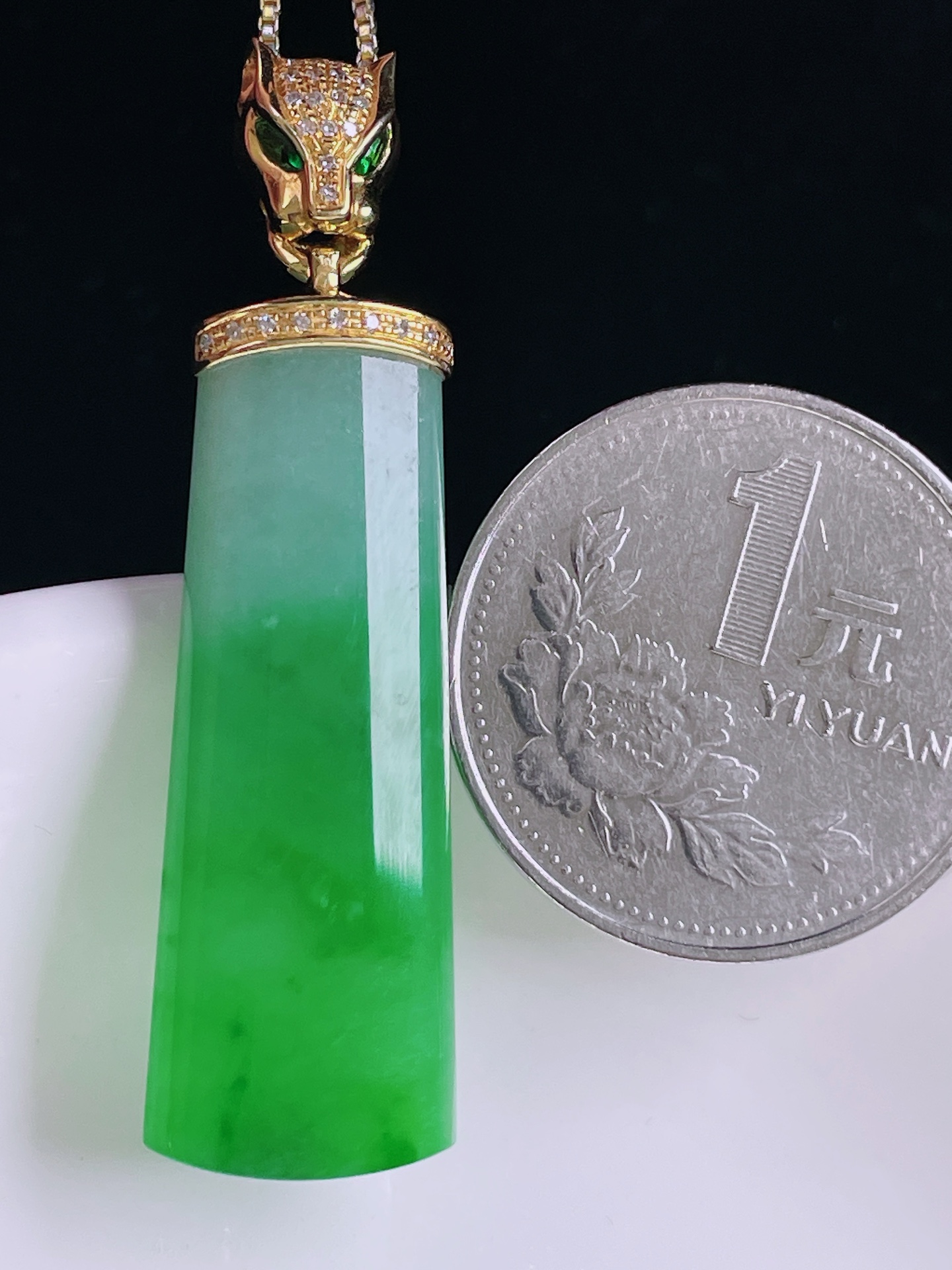 辣绿无事牌，老种起光，细底通透，尺寸：47.3/36.8/13.3/6mm0816