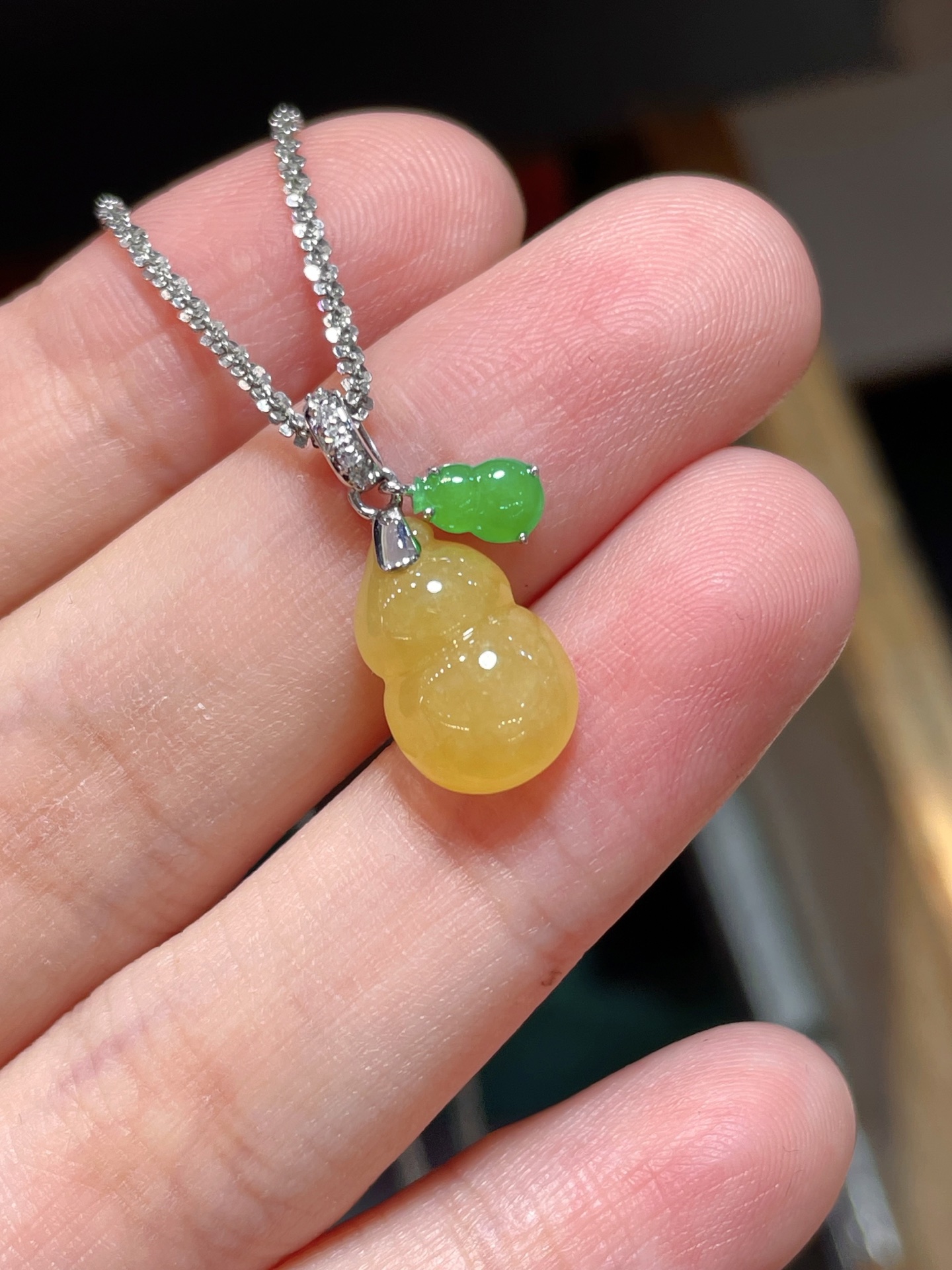 ️黄翡葫芦扣吊坠，种水好好，裸石很饱满，专挑好品相，18k镶嵌，13.3-8.8