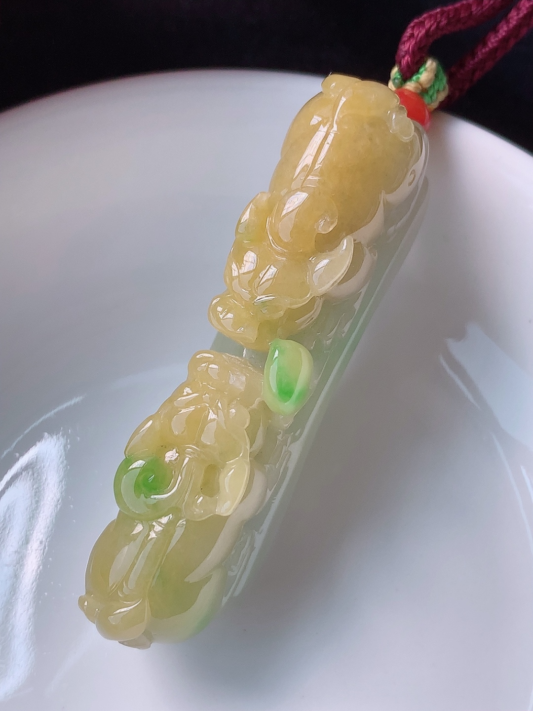 黄加绿挂件，种老细腻水润，品相喜悦，佩戴优雅精致，54.6-12.7-19