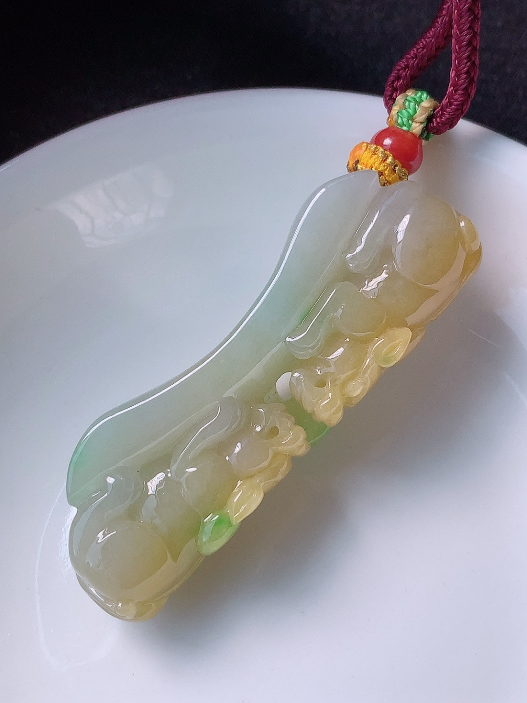 黄加绿挂件，种老细腻水润，品相喜悦，佩戴优雅精致，54.6-12.7-19