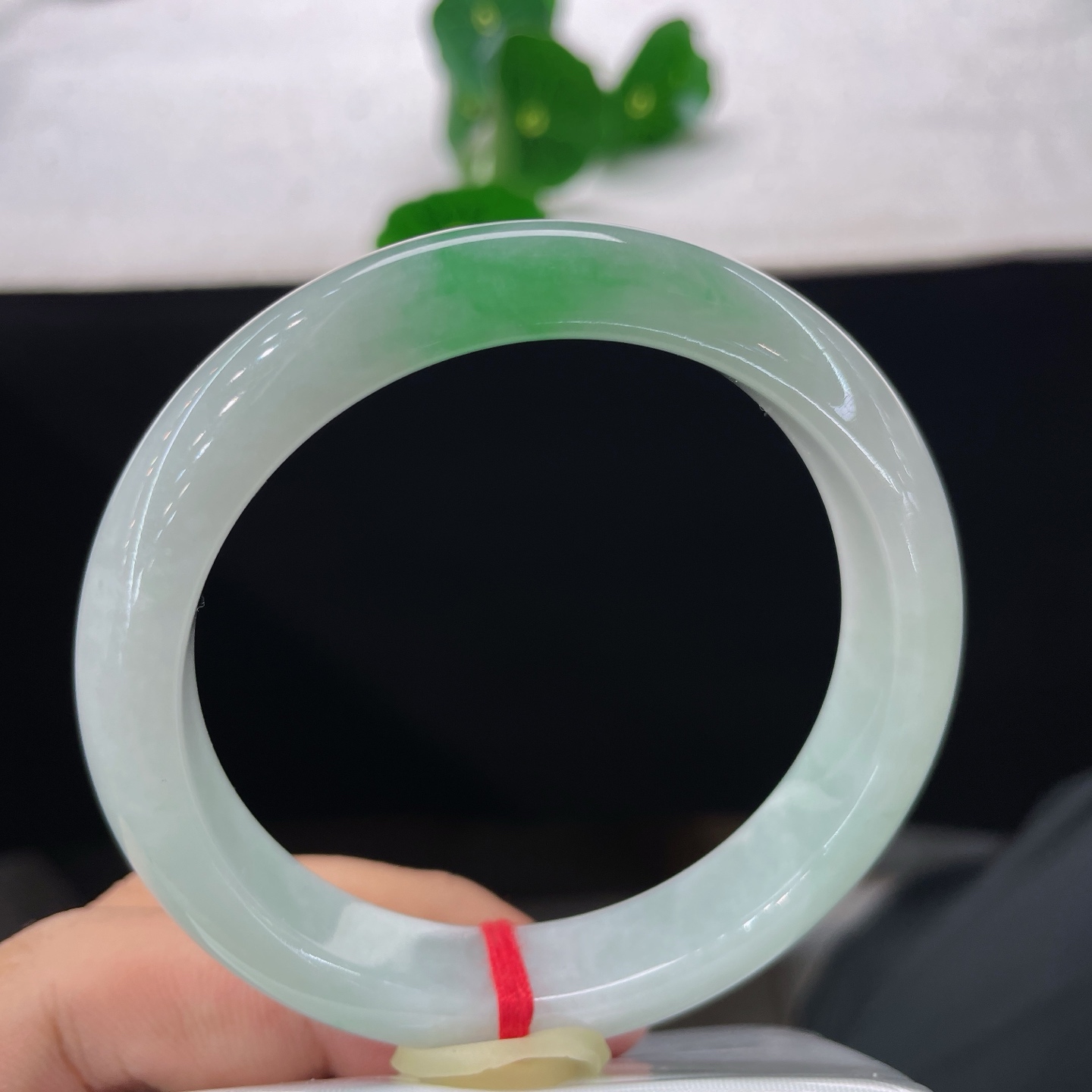 【翡翠手镯】圈口56.8/12.5/8.2，飘绿正圈，56/57可戴，仿若烟汀浮翠，质地澄澈温润。晕
