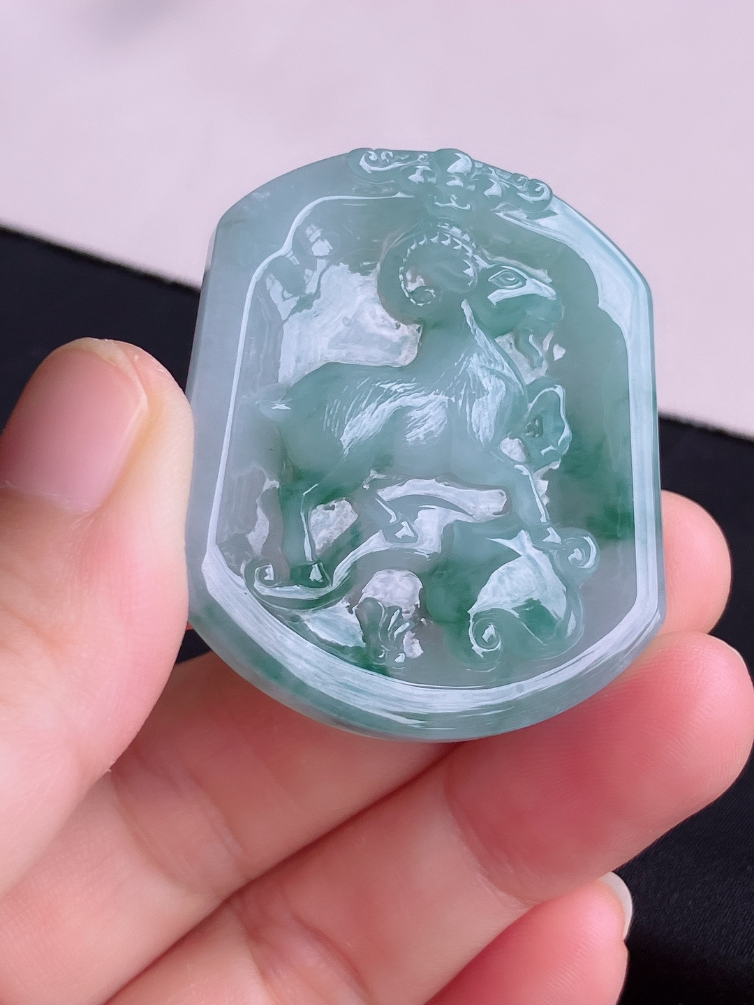 冰飘花生肖羊牌，花色清爽，尺寸44.5/37.6/6.6/自然光实拍