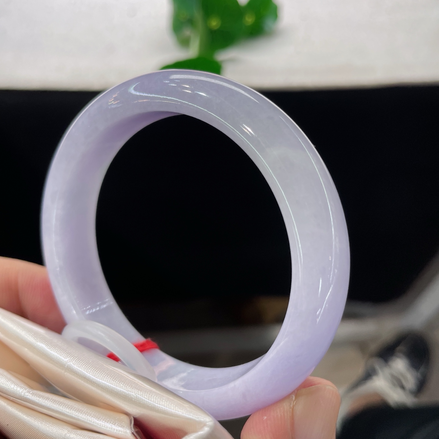 【翡翠手镯】圈口56/13/8，正圈，55/56可戴，仿若紫雾漫纱，质地澄澈温润。满圈晕染柔婉淡紫。