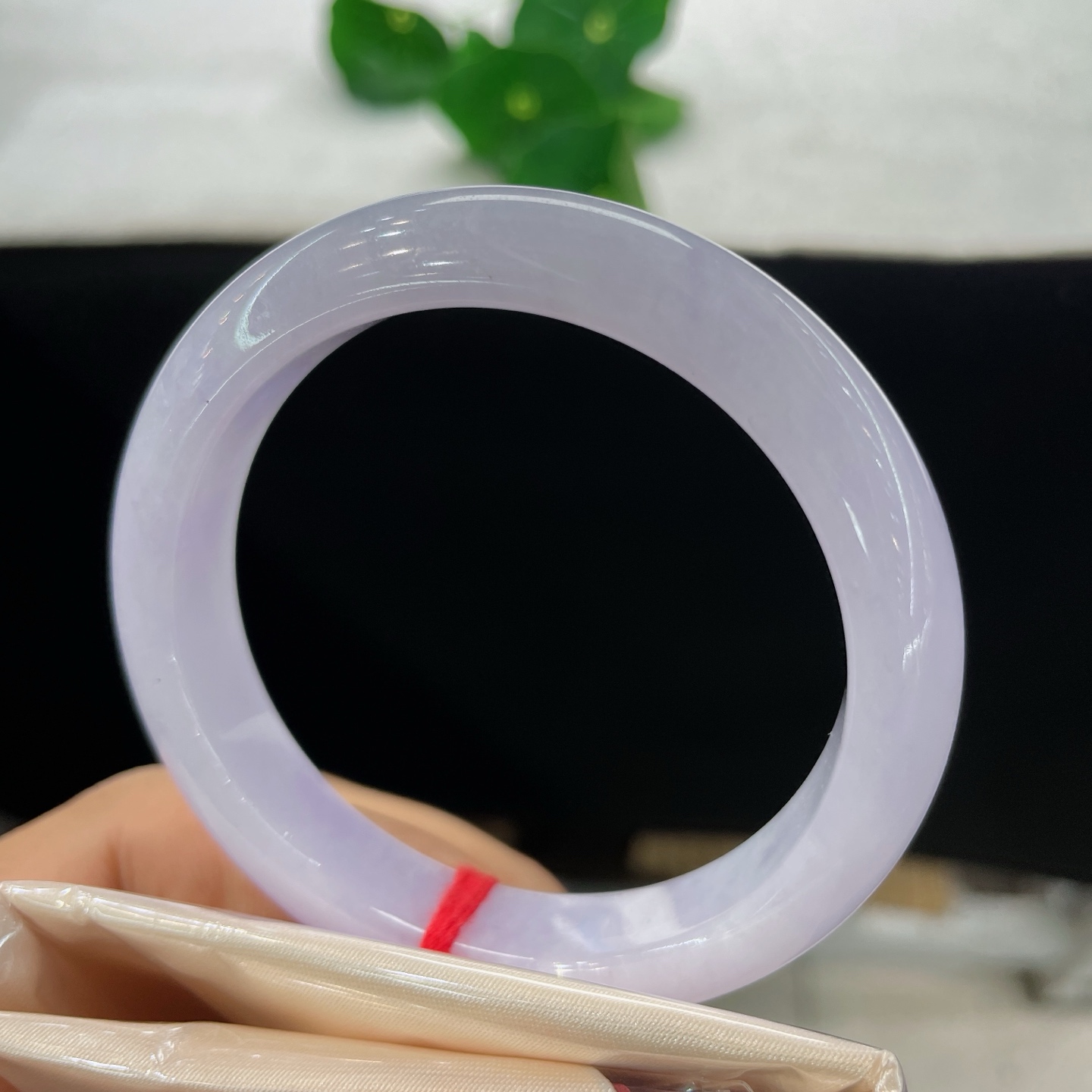 翡翠手镯 圈口54/11.5/8，正圈，53/54可戴，仿若淡烟染紫霞，匀润柔润的紫色漫裹镯身，质地细腻。细微纹。