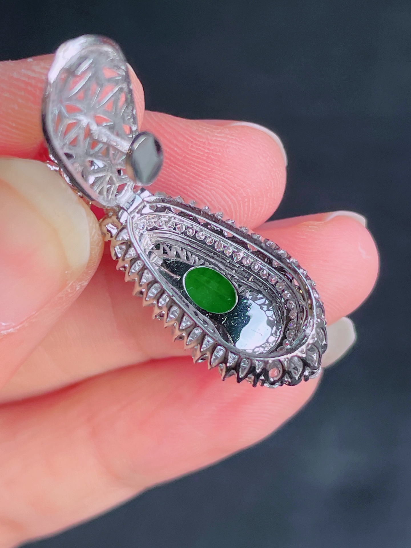 高冰绿福豆吊坠，晶莹剔透，新颖时尚，品相，16-7.5-4