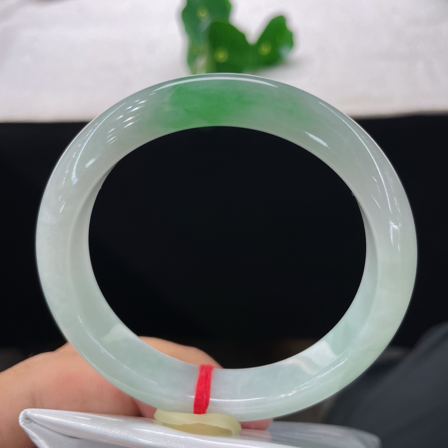 【翡翠手镯】圈口56.8/12.5/8.2，飘绿正圈，56/57可戴，仿若烟汀浮翠，质地澄澈温润。晕开一抹俏阳绿。无裂。