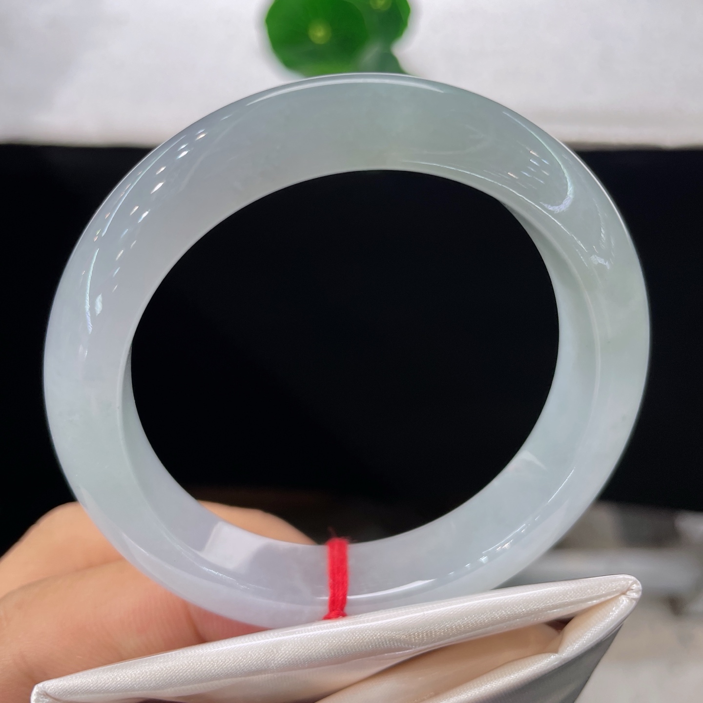 翡翠手镯 圈口54.4/12.1/8.8，冰晴底正圈，54/55可戴，素镯凝寒水，清辉自宛然。无裂。