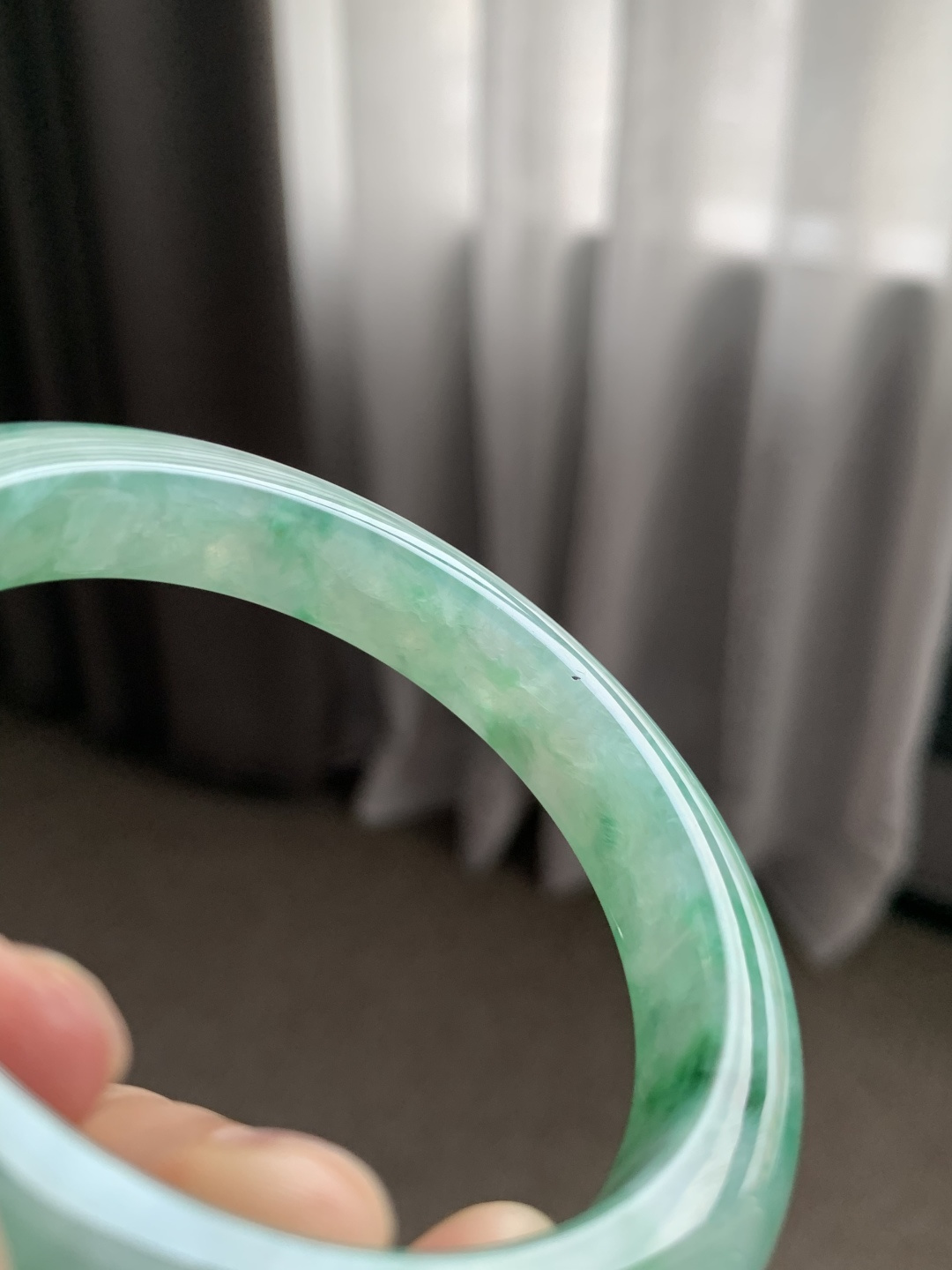正圈51 52，圈口52.7/10/8.6，编码A1080663，描述糯冰飘绿，水润，种老，细腻，有晶体