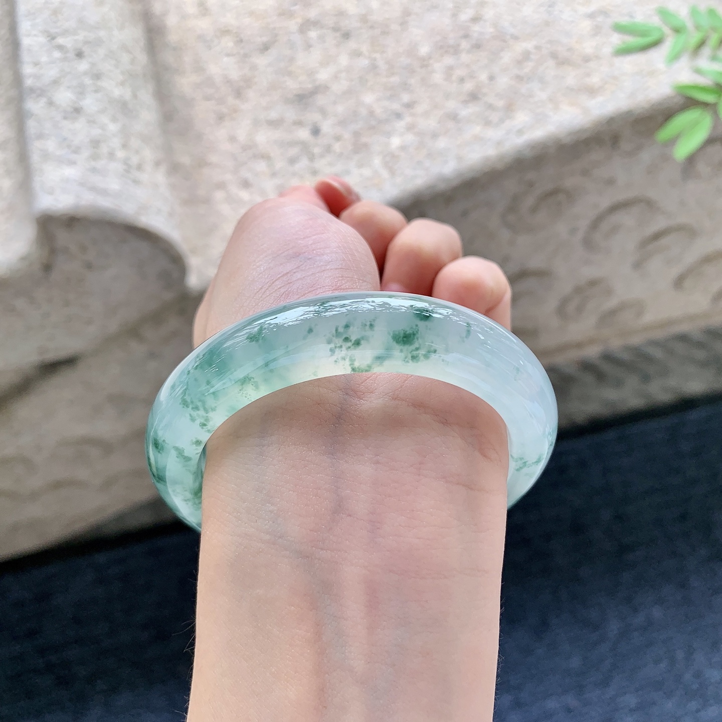 正圈55 56，圈口56.2/12.8/9.5，编码W6081725，冰飘花，清透，水润，种老，细腻，无裂。