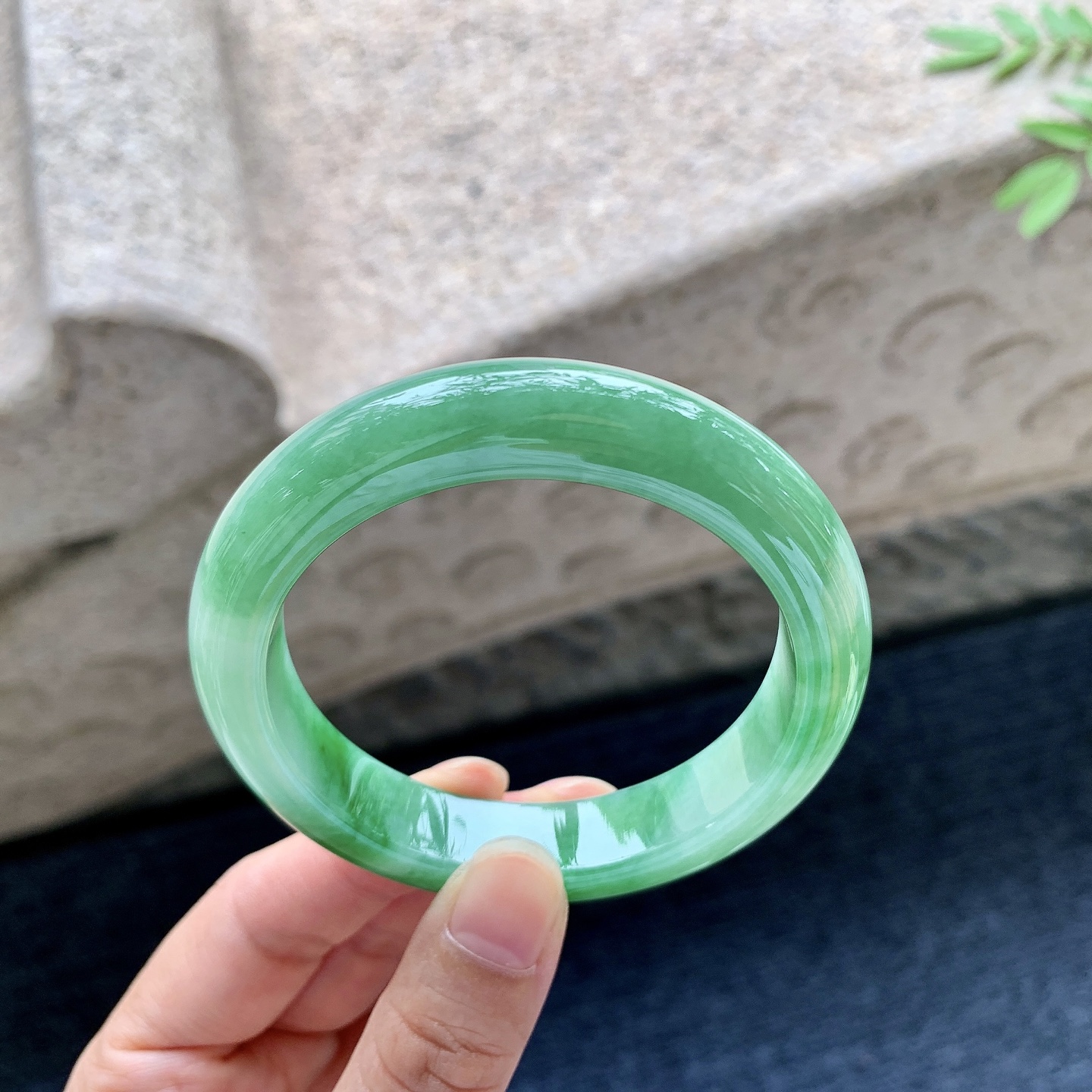 正圈54 55，圈口54.4/11.8/8.6，编码WW081824，糯冰飘绿，水润，种老，细腻，无裂。