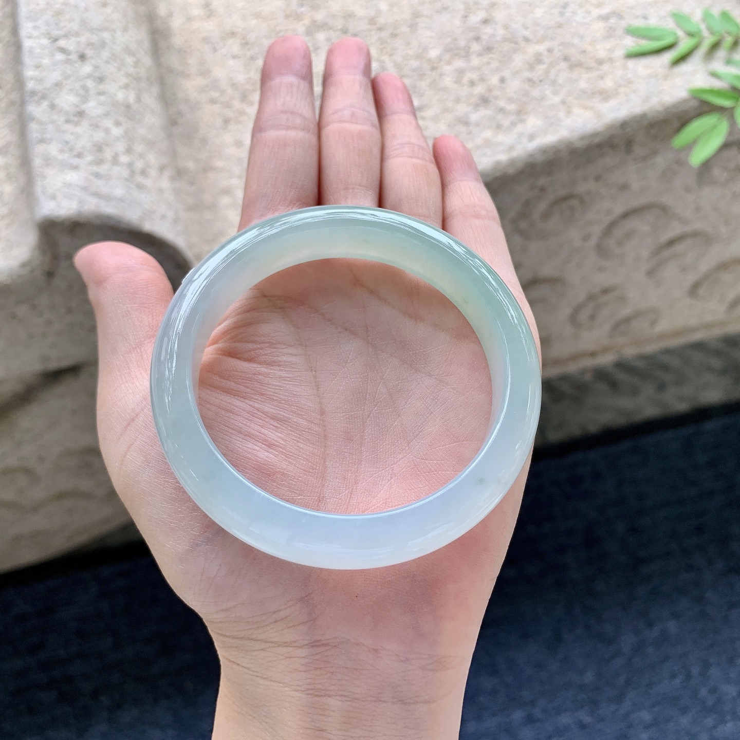 正圈56 57，圈口57.4/12.5/8.1，编码AD081808，糯冰晴绿，水润，种老，细腻，无裂。