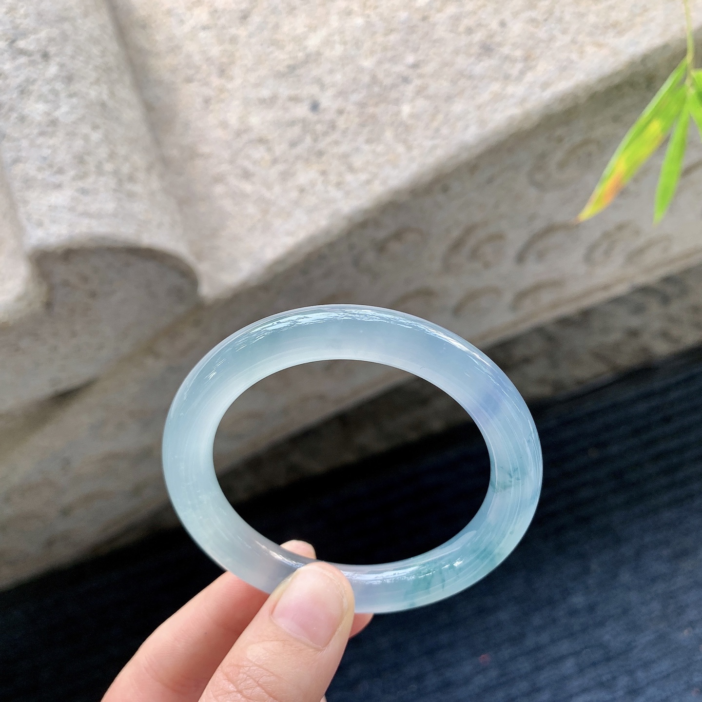 圆条50 51，圈口50.8/9.1/8.9，编码N2081705，描述：冰飘花，冰透，水润，种老，无裂。