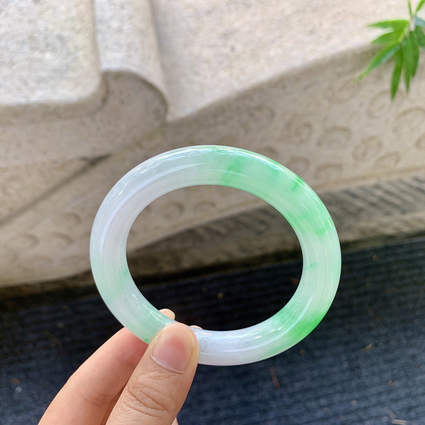 圆条56 57，圈口56.8/11.2/11.2，编码BA071514，糯冰飘阳绿，水润，种老，细腻，打灯有纹线