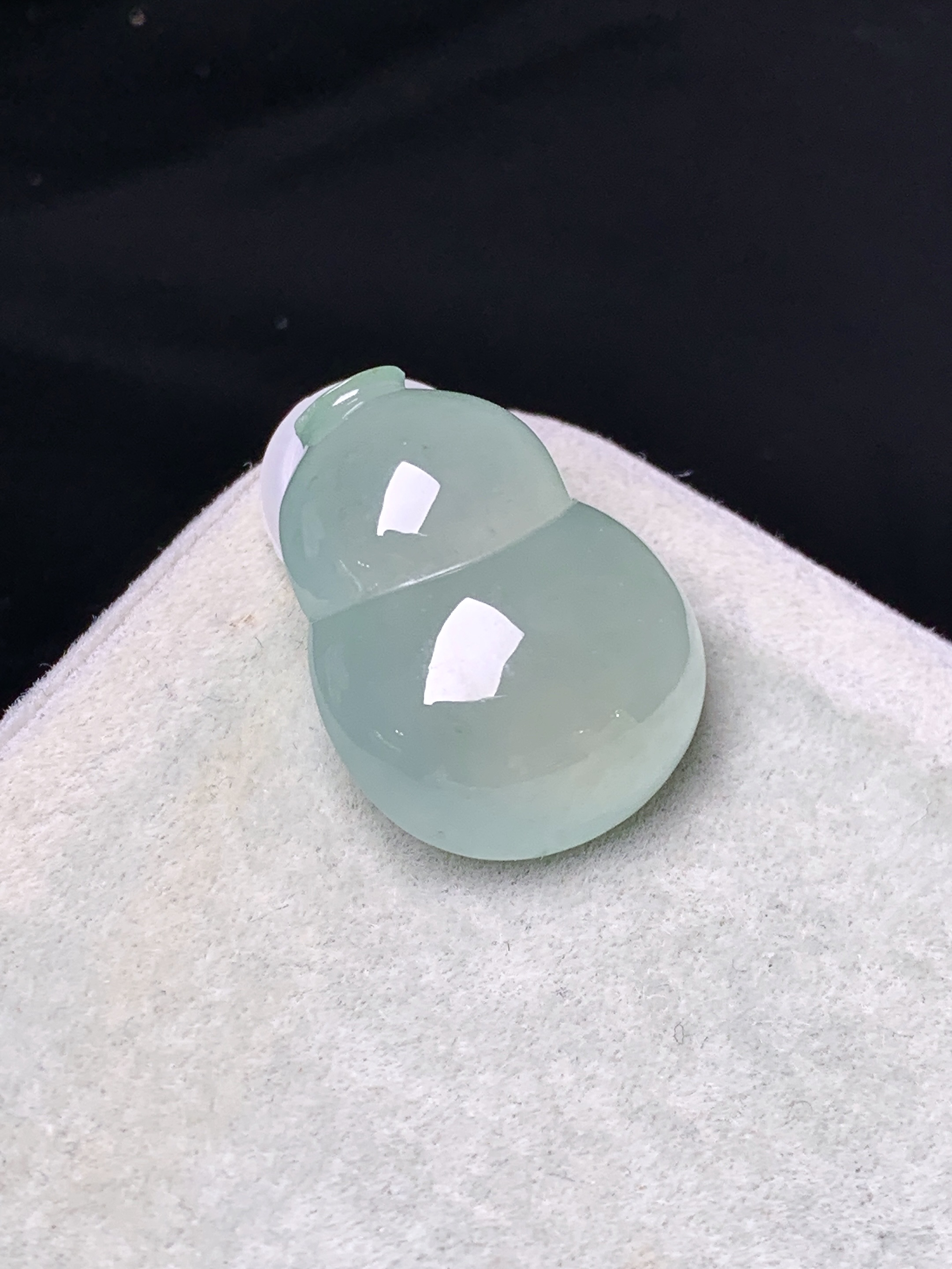 冰种葫芦吊坠 玉质细腻 色泽艳丽清新 水润亮眼 整体尺寸19.6*15*8.6 y2