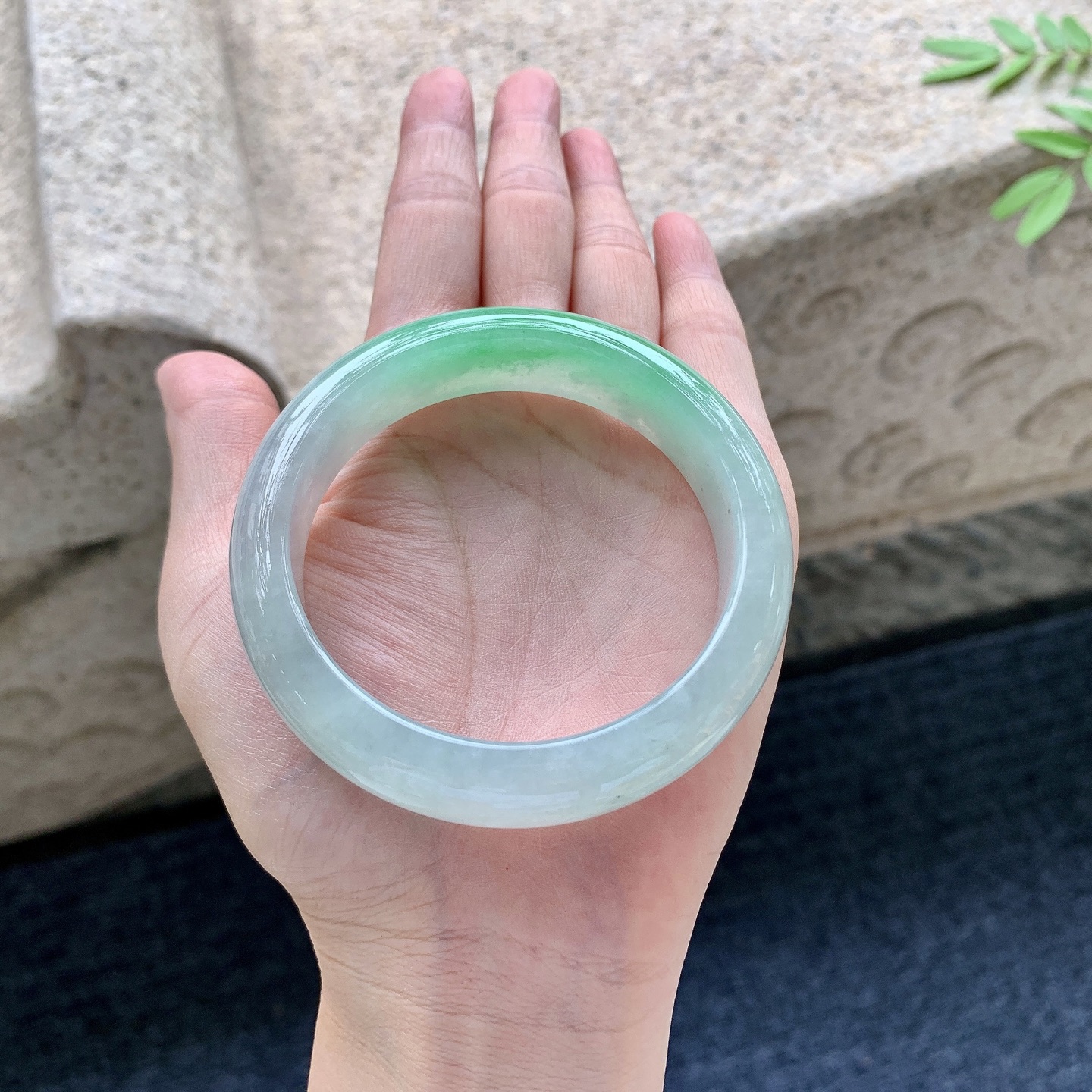 正圈55 56，圈口56.2/14.3/8.3，编码AD081805，糯冰飘绿，水润，种老，细腻，打灯有絮线