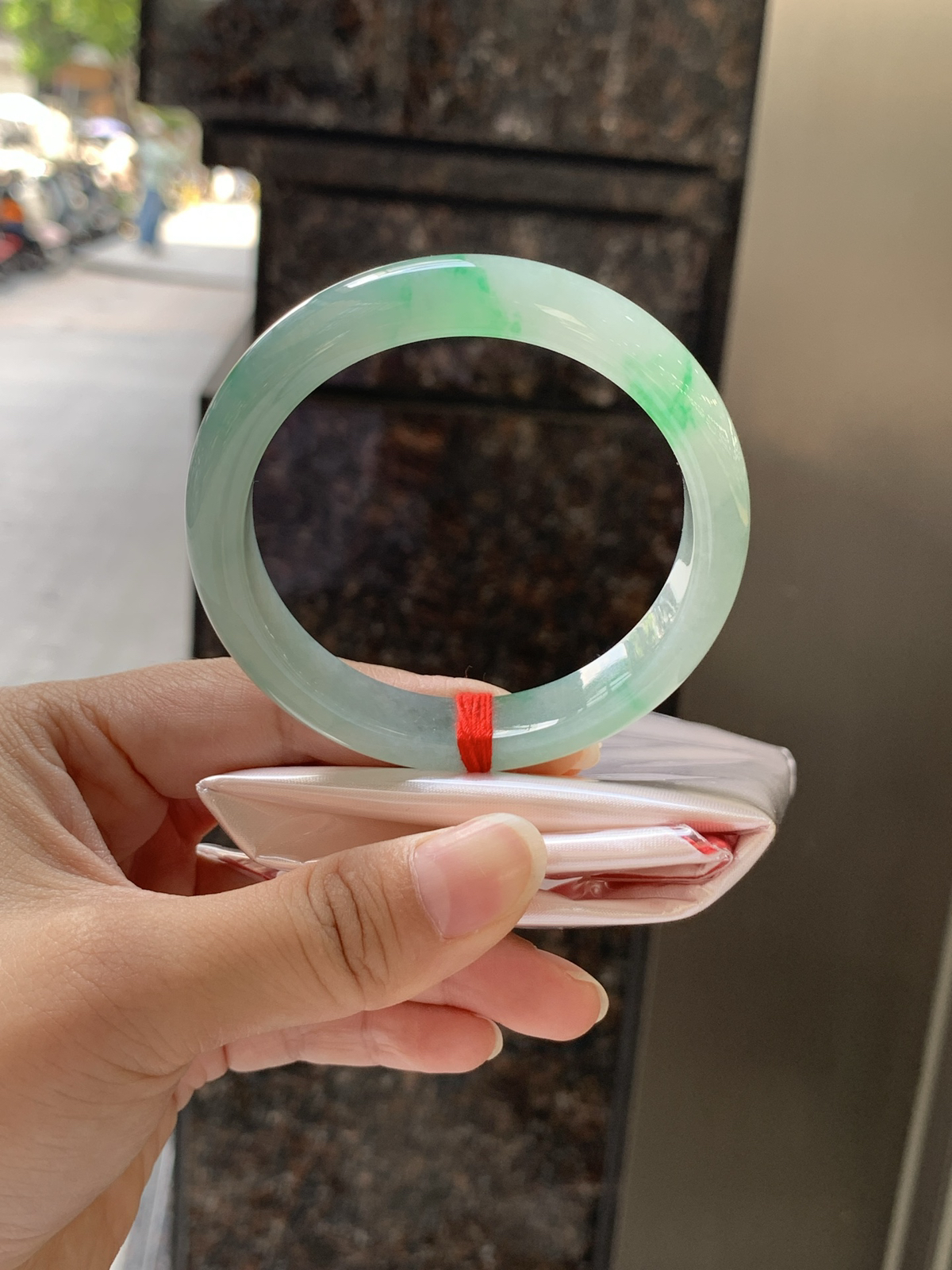 飘阳绿正圈55.8-11.5-7.7鲜艳得像新冒头的嫩芽，灵动清新，即柔和又充满生机。