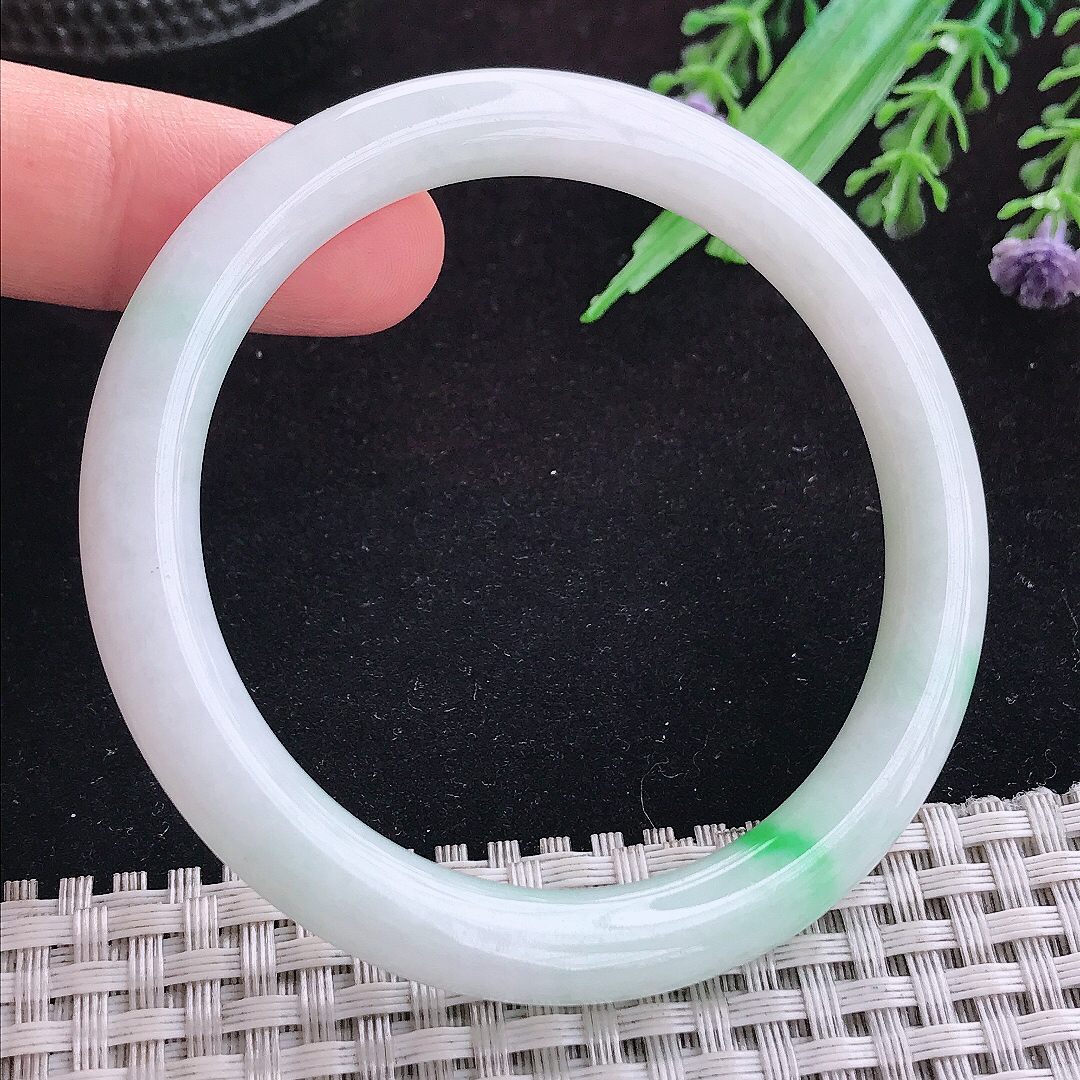 实拍A货翡翠54.5/7.7/8.2老坑冰润飘绿圆条手镯天然玉镯叮当镯女款