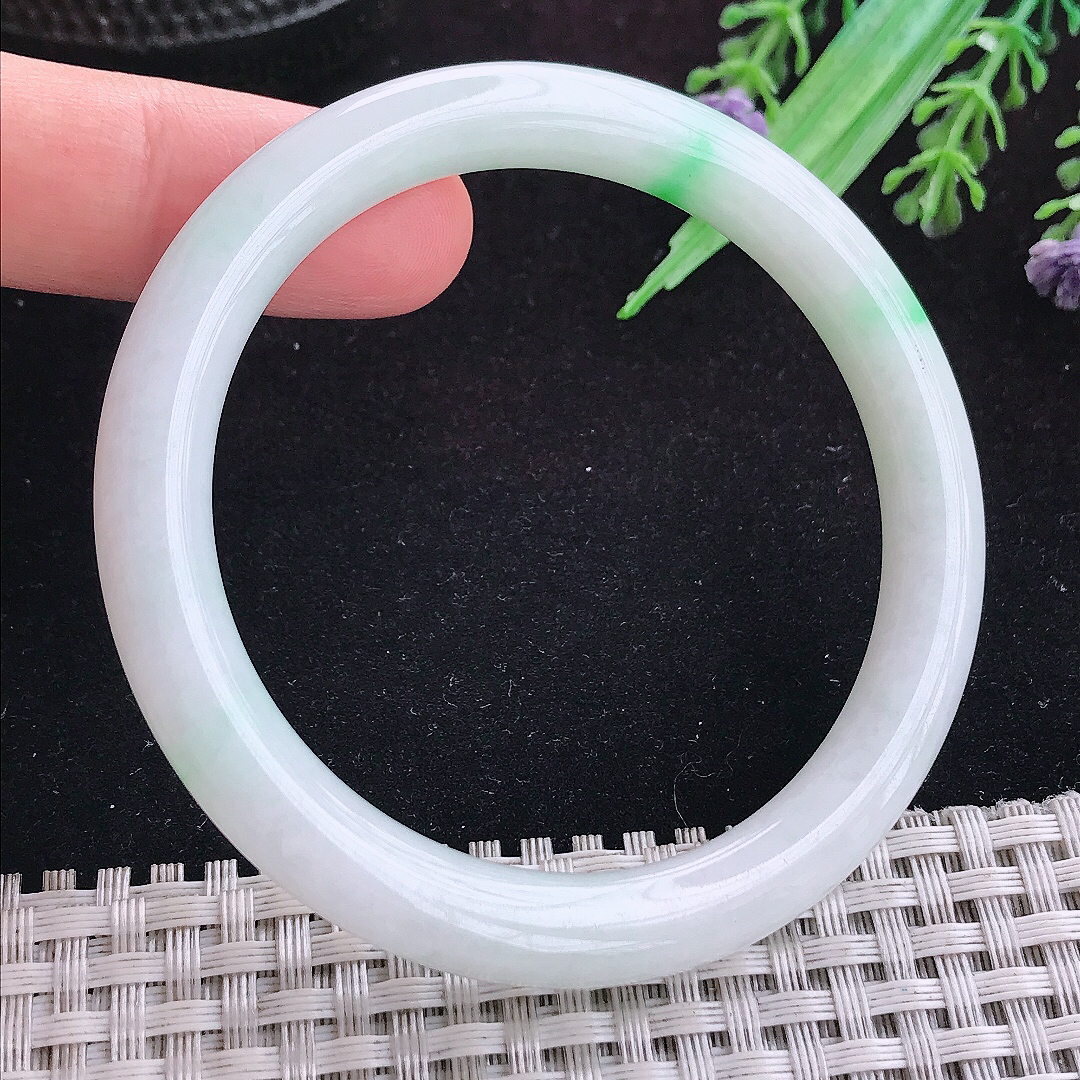 实拍A货翡翠54.5/7.7/8.2老坑冰润飘绿圆条手镯天然玉镯叮当镯女款