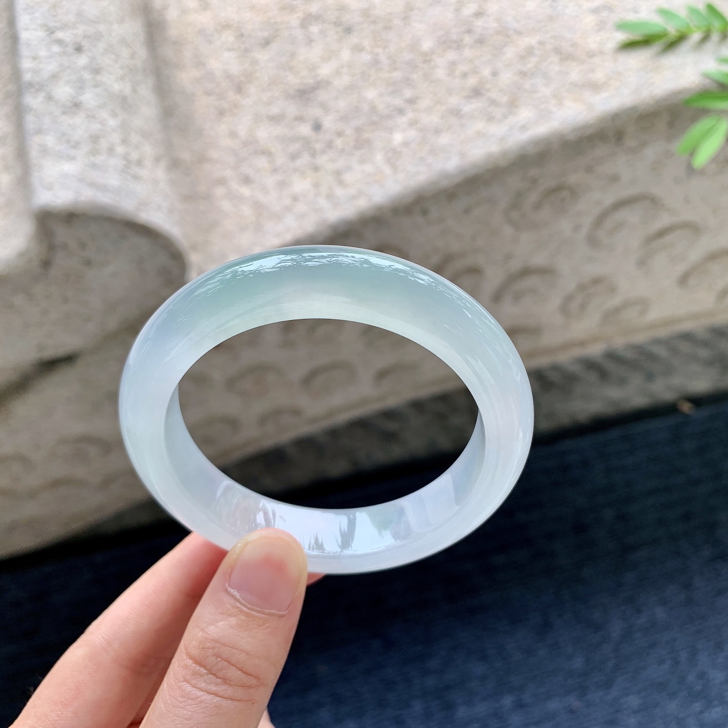 正圈54 55，圈口54.7/12.7/8.8，编码HT081802，糯冰晴绿，水润，种老，细腻，打灯有絮线