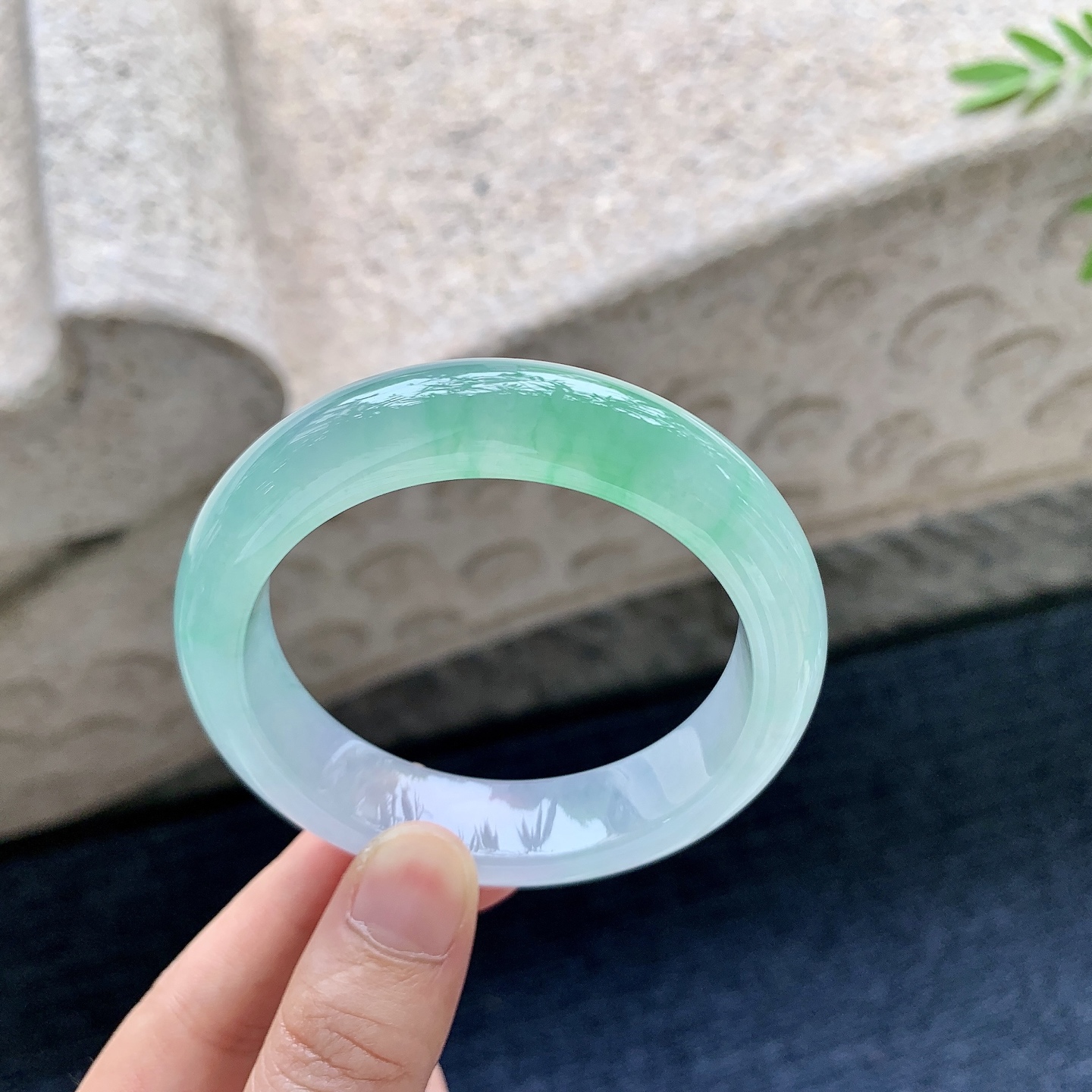 正圈53 54，圈口53.6/13.4/8.7，编码XY081833，糯冰飘绿，水润，种老，细腻，打灯有絮线