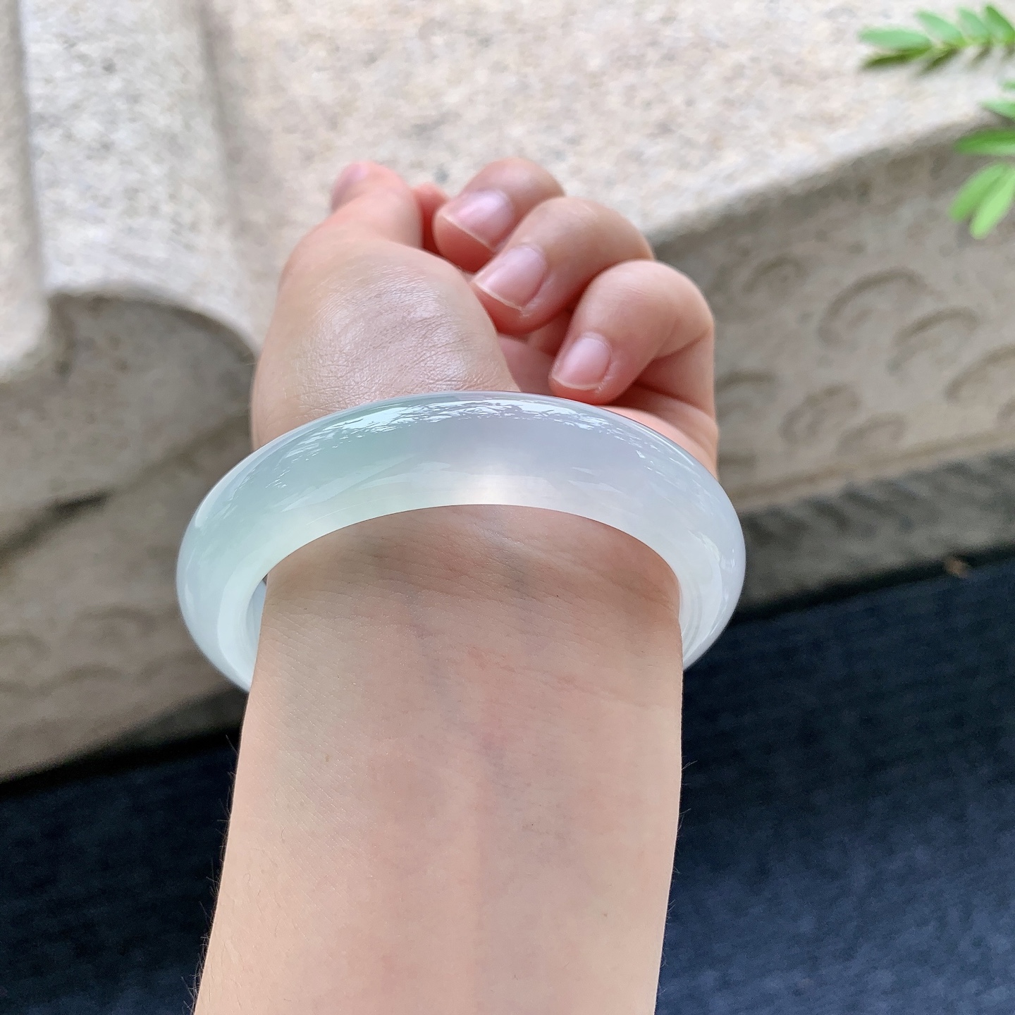 正圈54 55，圈口54.7/12.7/8.8，编码HT081802，糯冰晴绿，水润，种老，细腻，打灯有絮线